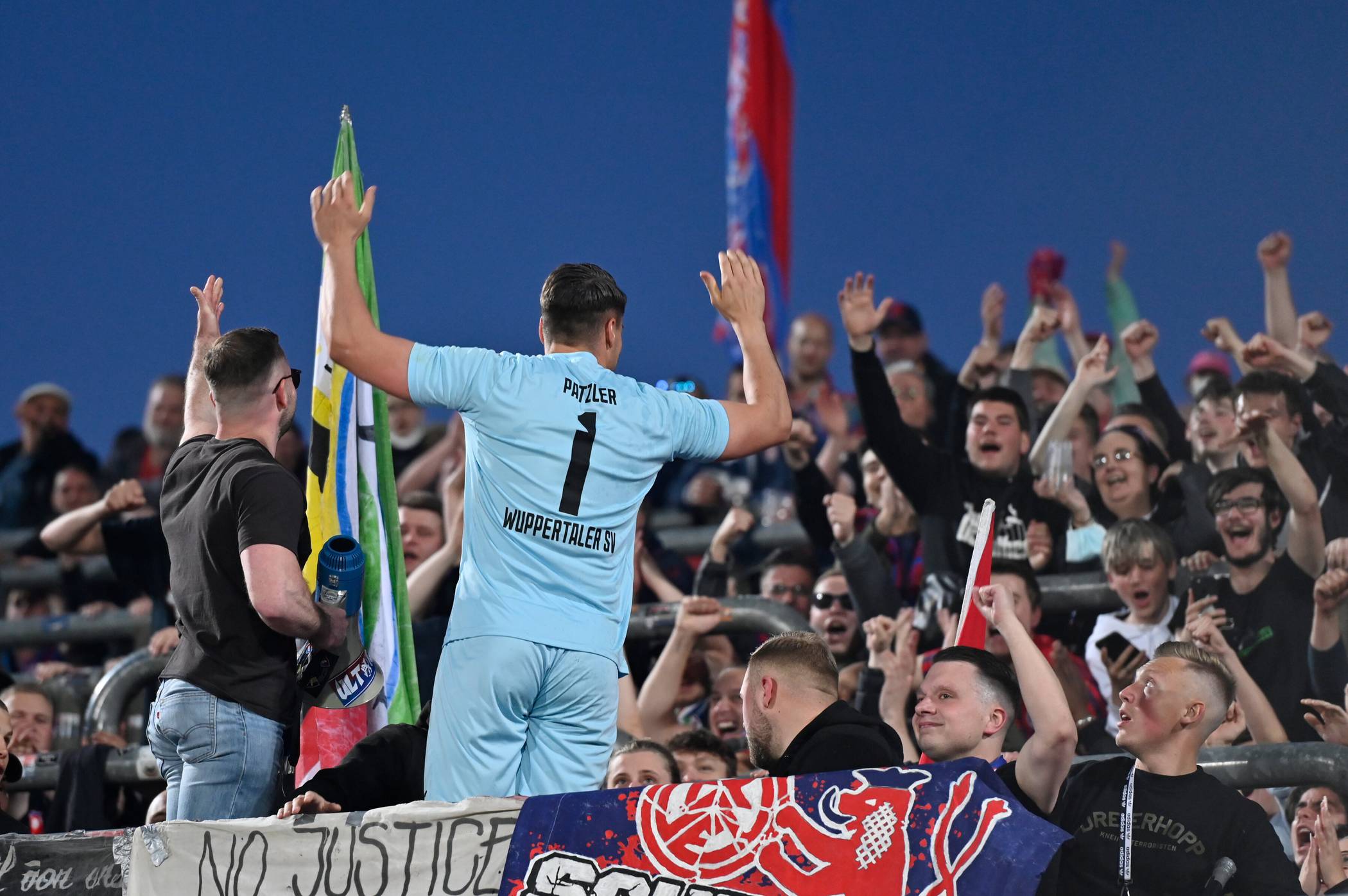  WSV-Keeper Sebastian Patzler feierte mit den Fans auf der „Nord“. 