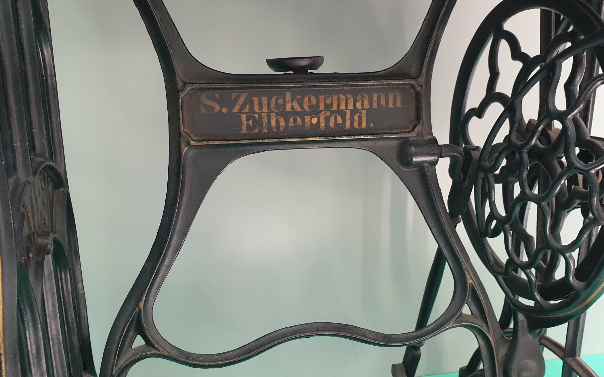  Auf dem Gestell ist der Schriftzug „S. Zuckermann, Elberfeld“ zu lesen. 