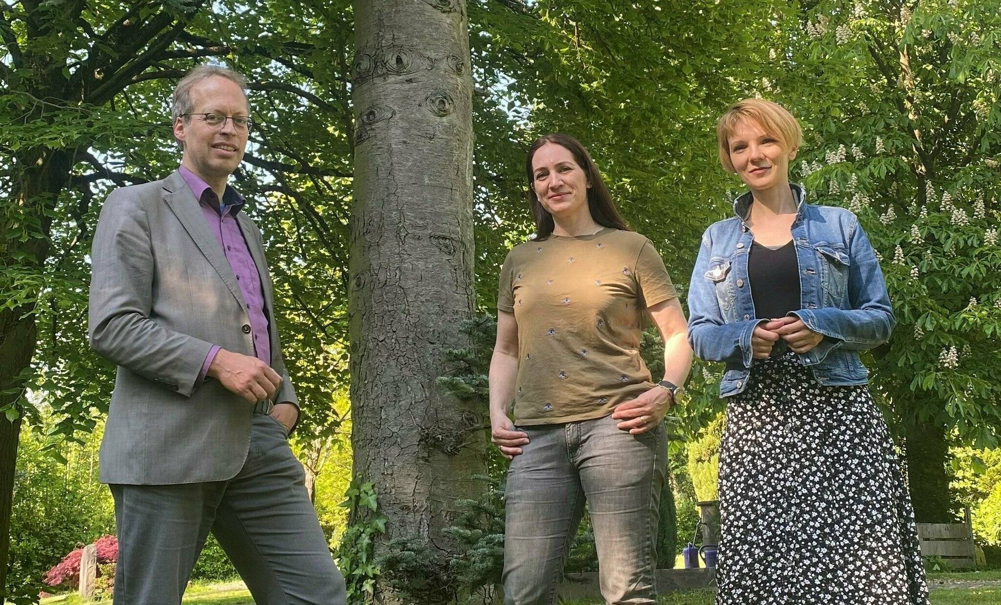   Marta Ulusoy (r.) und Ulrich T. Christenn zeigen die Chancen der BUGA für Sonnborn.&nbsp; Auch Landtagskandidatin Eva Miriam Fuchs machte sich ein Bild von der Idee einer „Gartenkette“. 