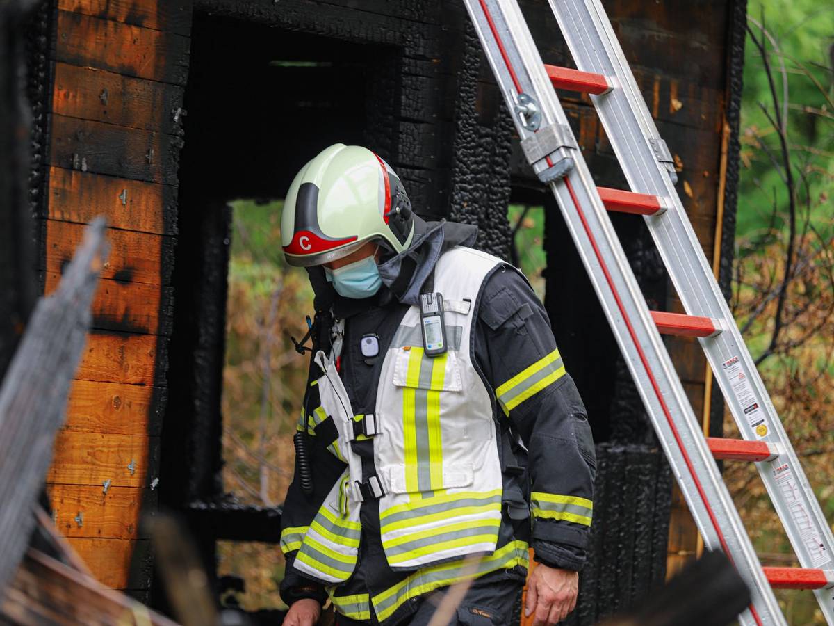 Gartenlaube brennt vollständig aus

