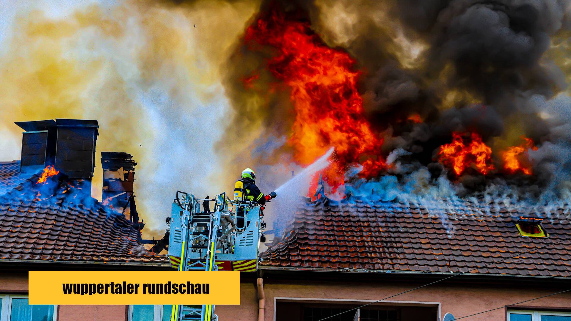 Dachstuhlbrand in Wuppertal-Heckinghausen