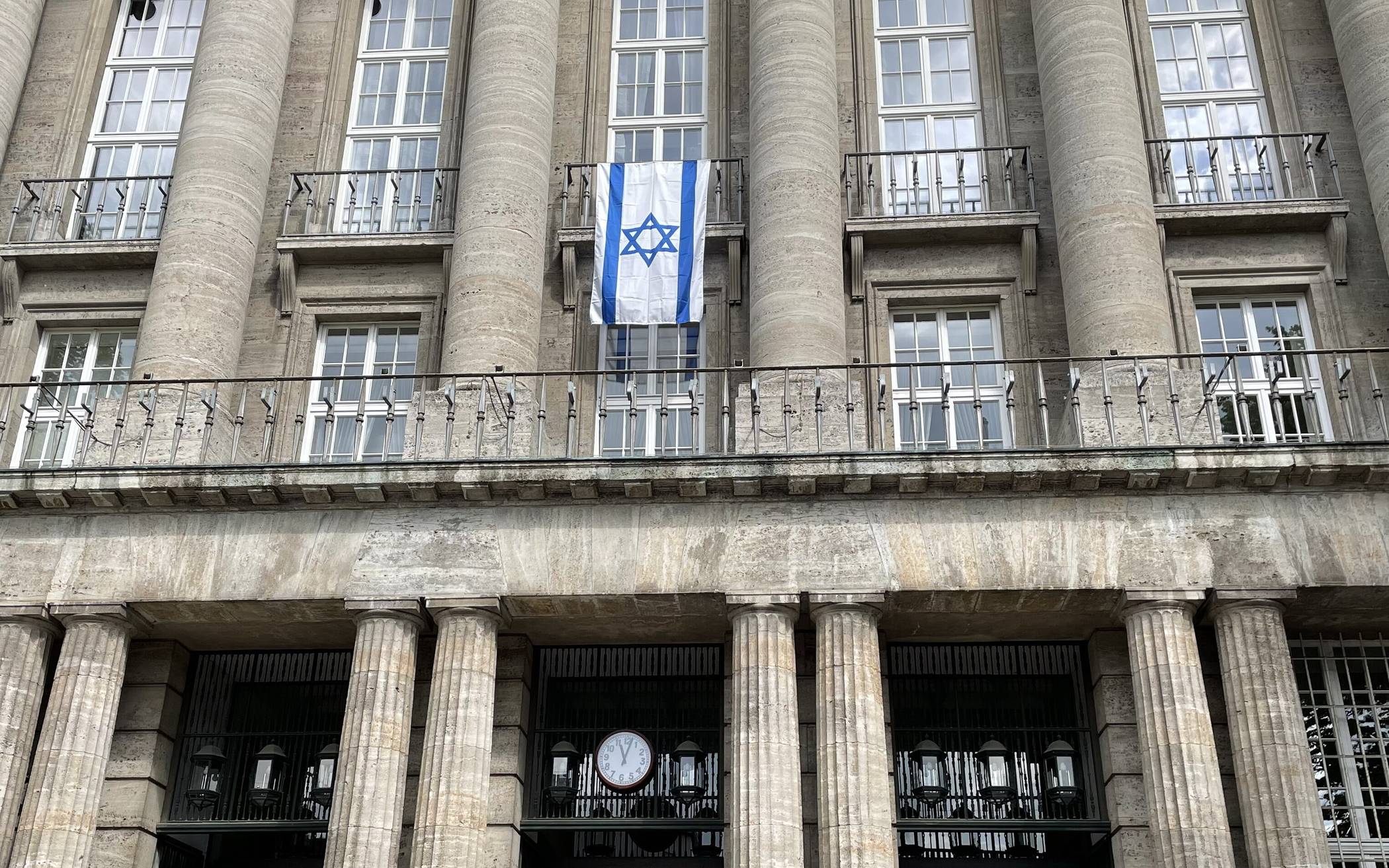 Die israelische Flagge am Wuppertaler Rathaus