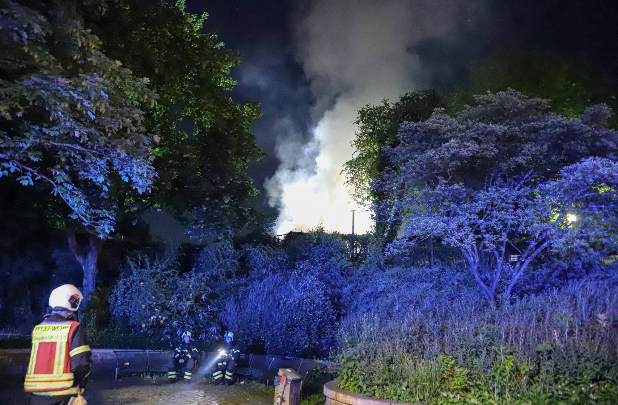 Nächtlicher Brand in Gartenlaube in Wuppertal-Oberbarmen