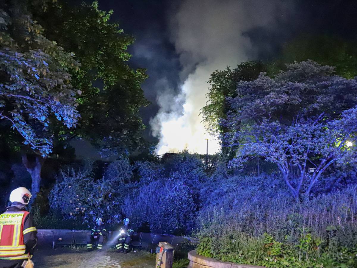 Nächtlicher Brand in Gartenlaube
