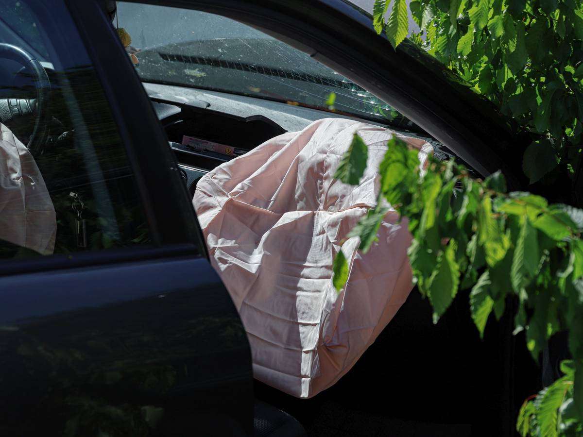 Unfall auf Parkplatz vor Kirche
