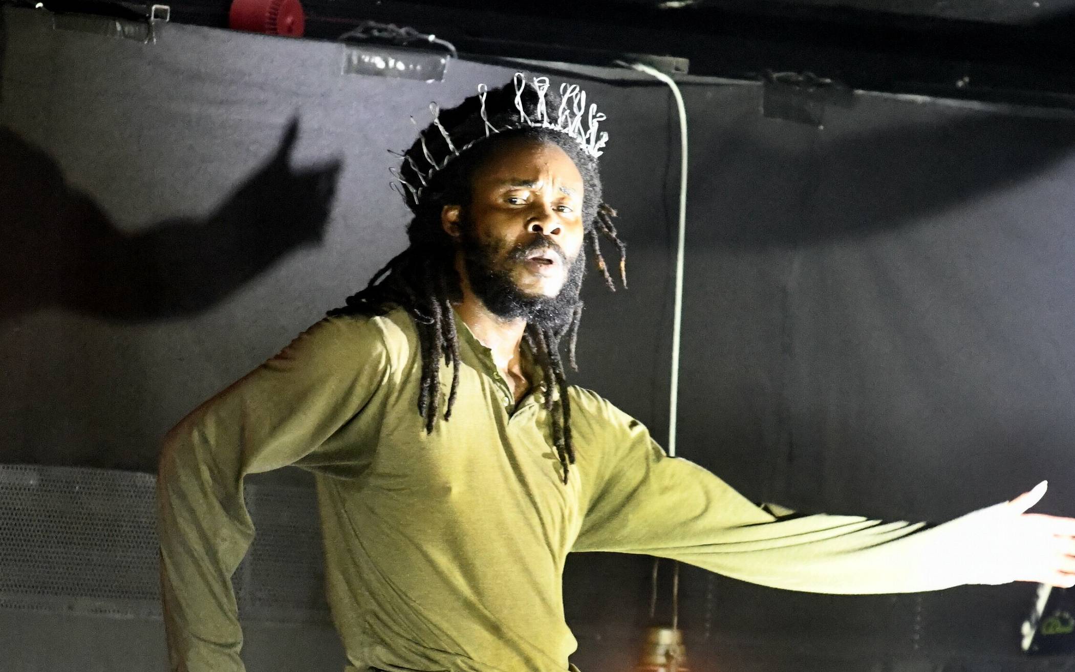  McIntosh „Soko“ Jerahuni während einer Performance der afrikanischen Oper „Nehanda". 
