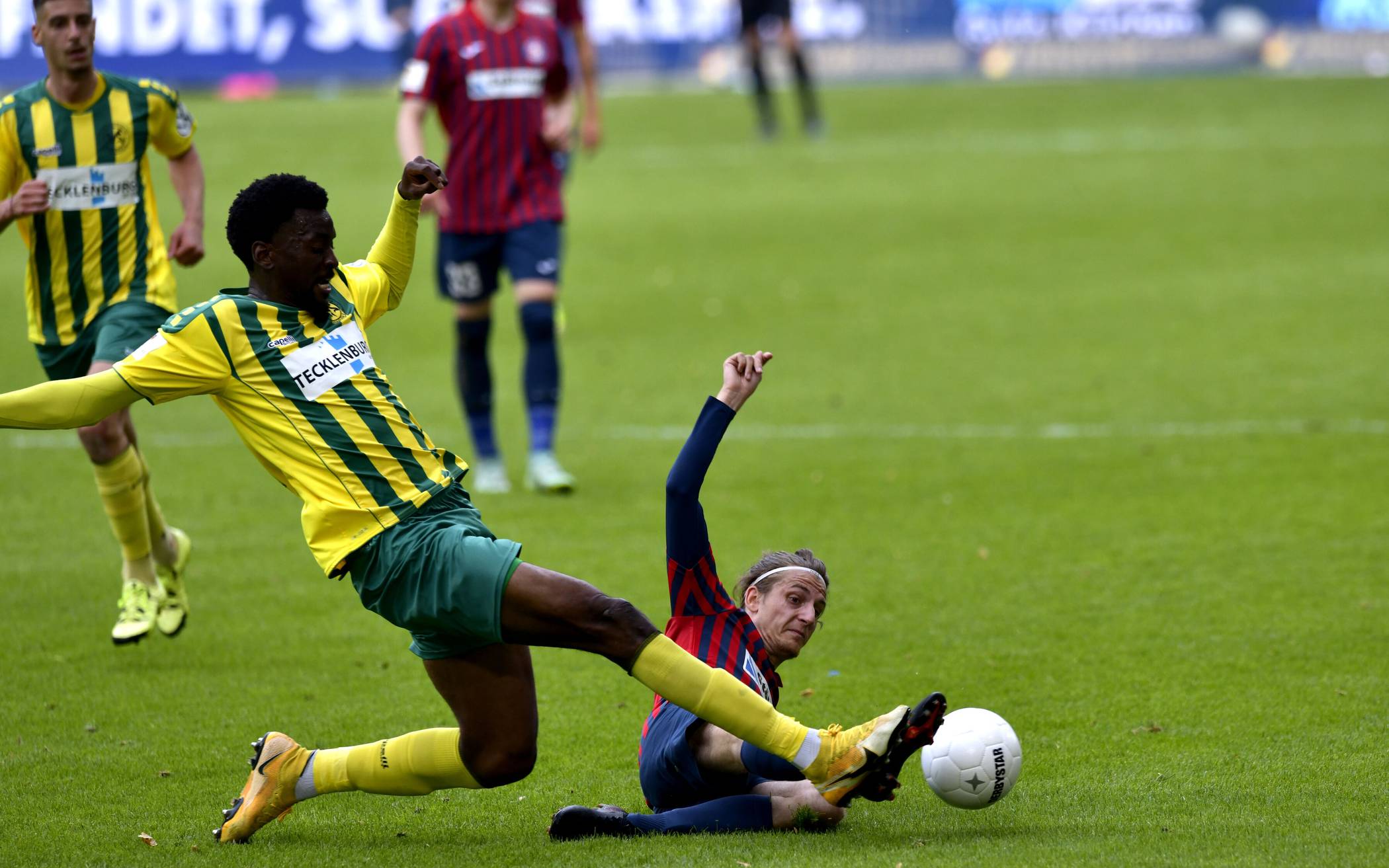 Auch Semir Saric (am Boden) konnte sich nicht...