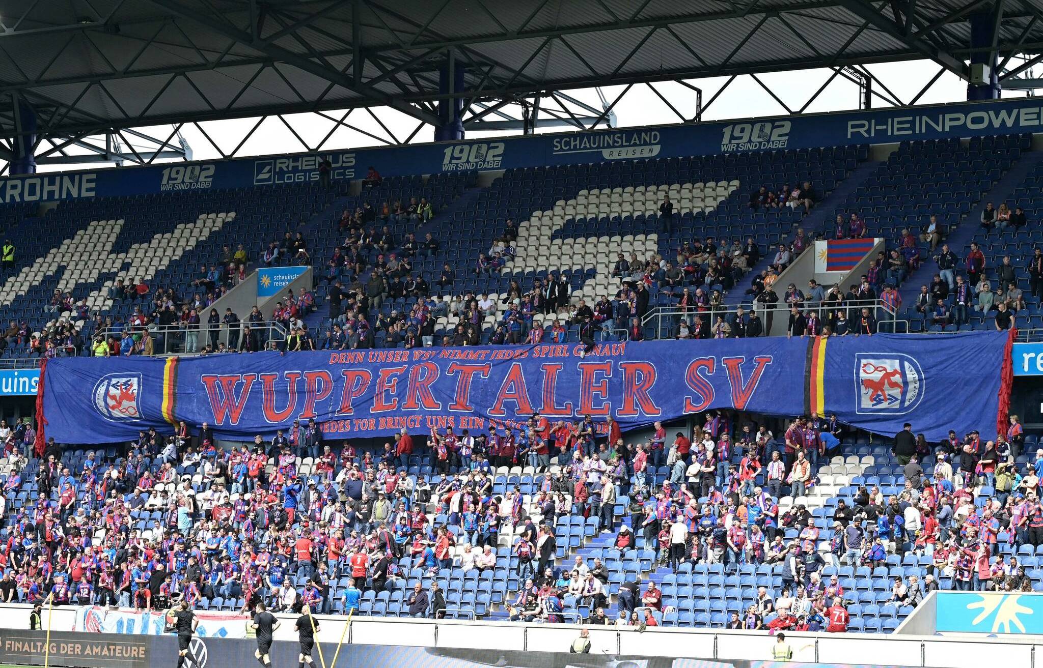 Die Ultras brachten ein riesiges Banner...
