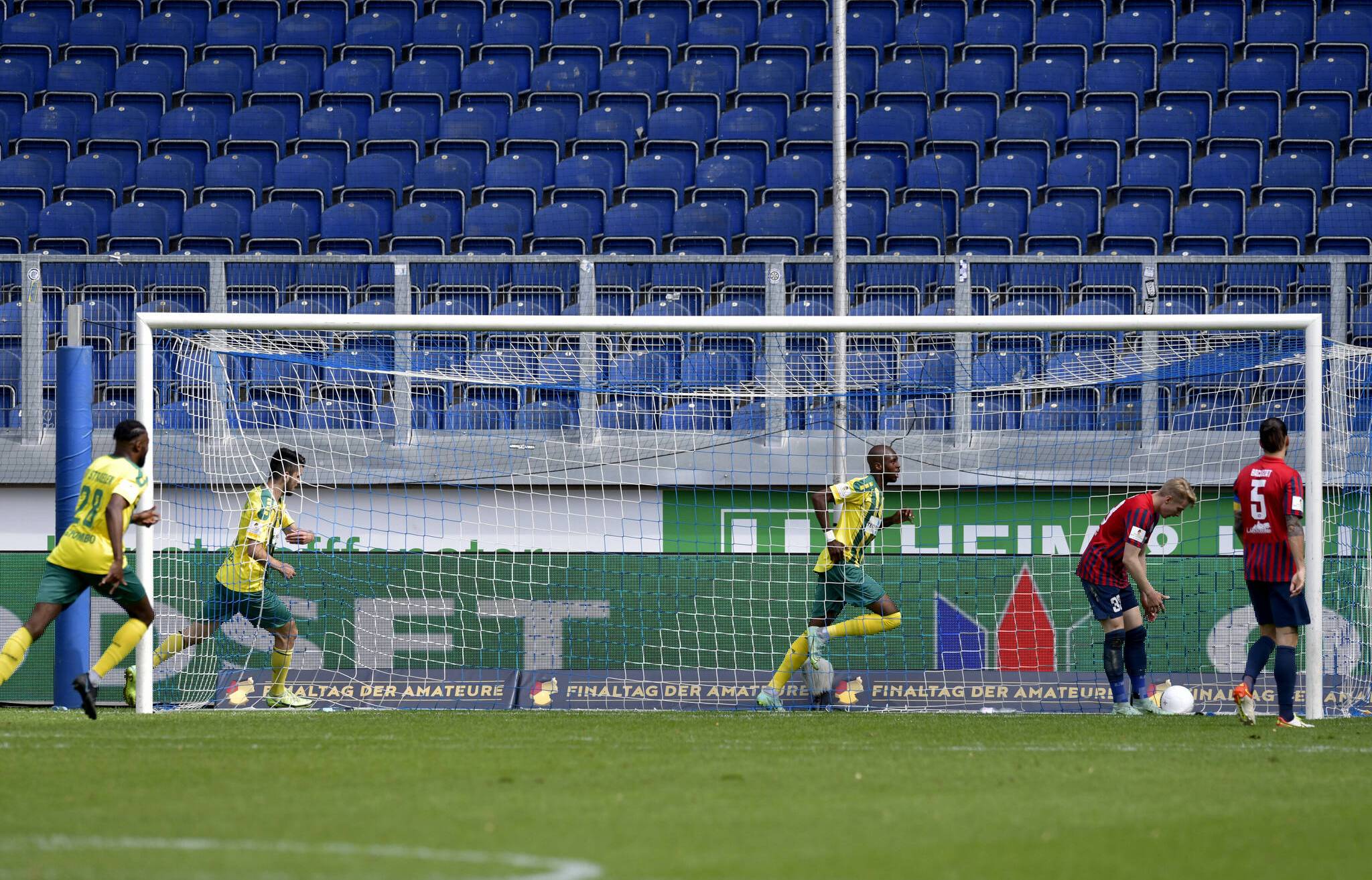 Kelvin Lunga dreht nach seinem Treffer jubelnd...