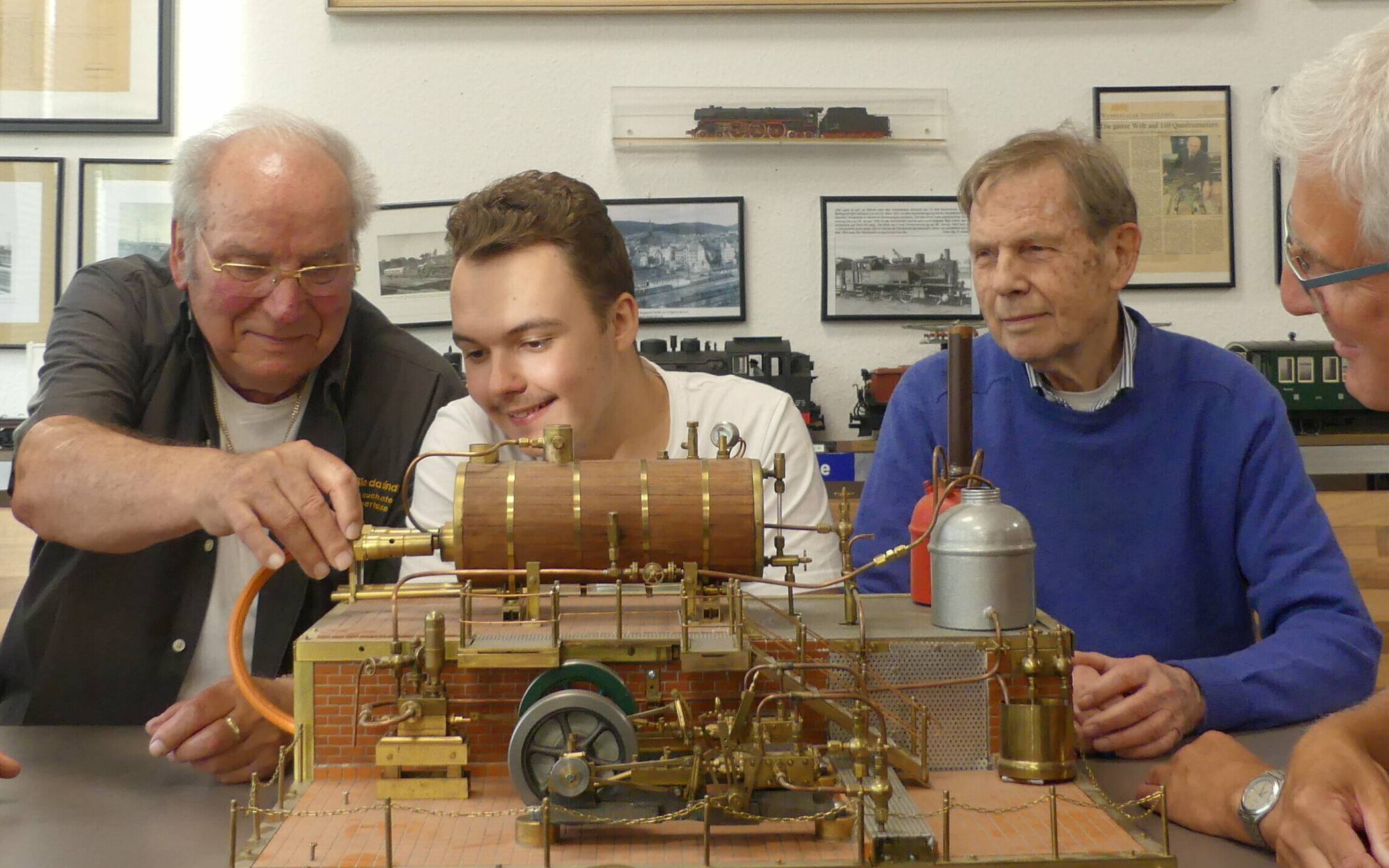  Die Modelleisenbahnclub-Mitglieder Sebastian Hartmann, Hermann Sandrock, Niklas Hainbach, Jürgen Lenzen und Wolfgang Beier (bei angeklicktem Foto von links) mit Dampfmaschine. 