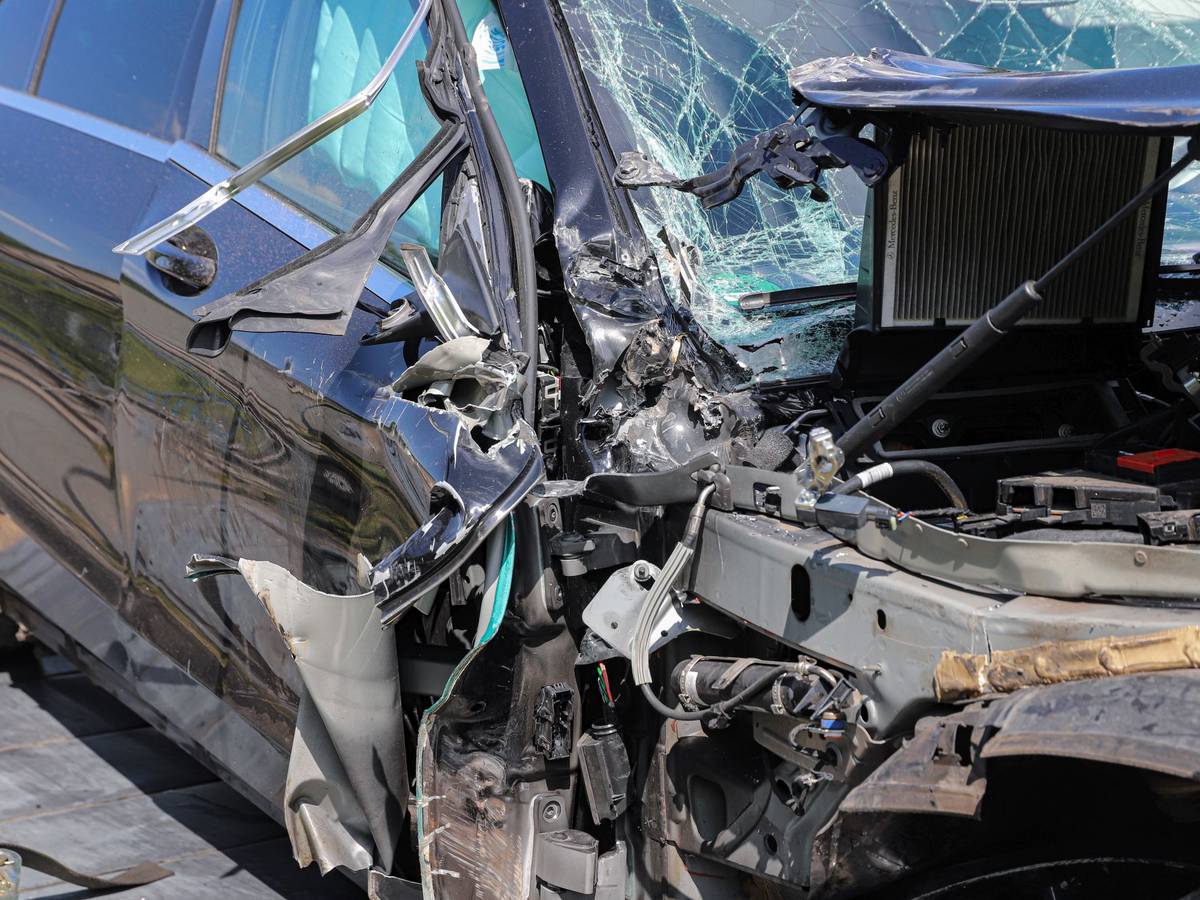 Unfall auf A 1: Mercedes prallt gegen Lkw
