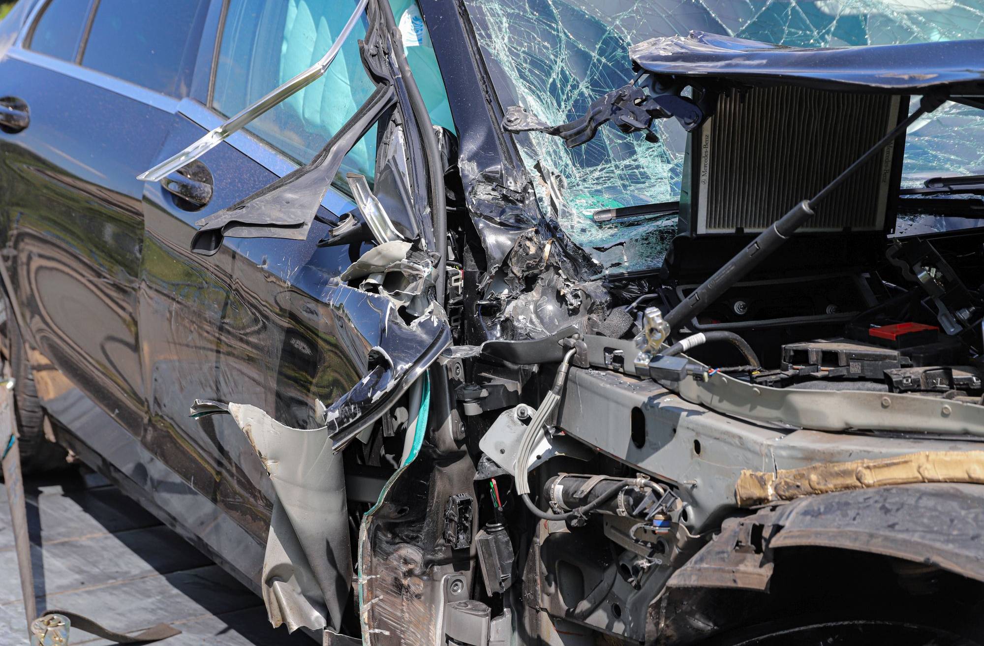 Unfall auf A 1: Mercedes prallt gegen Lkw
