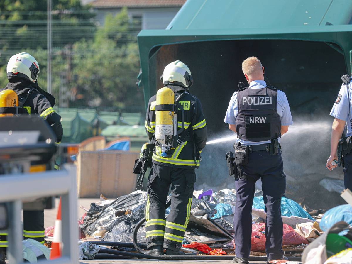 Sperrmüll-Container brennt auf AWG-Recyclinghof
