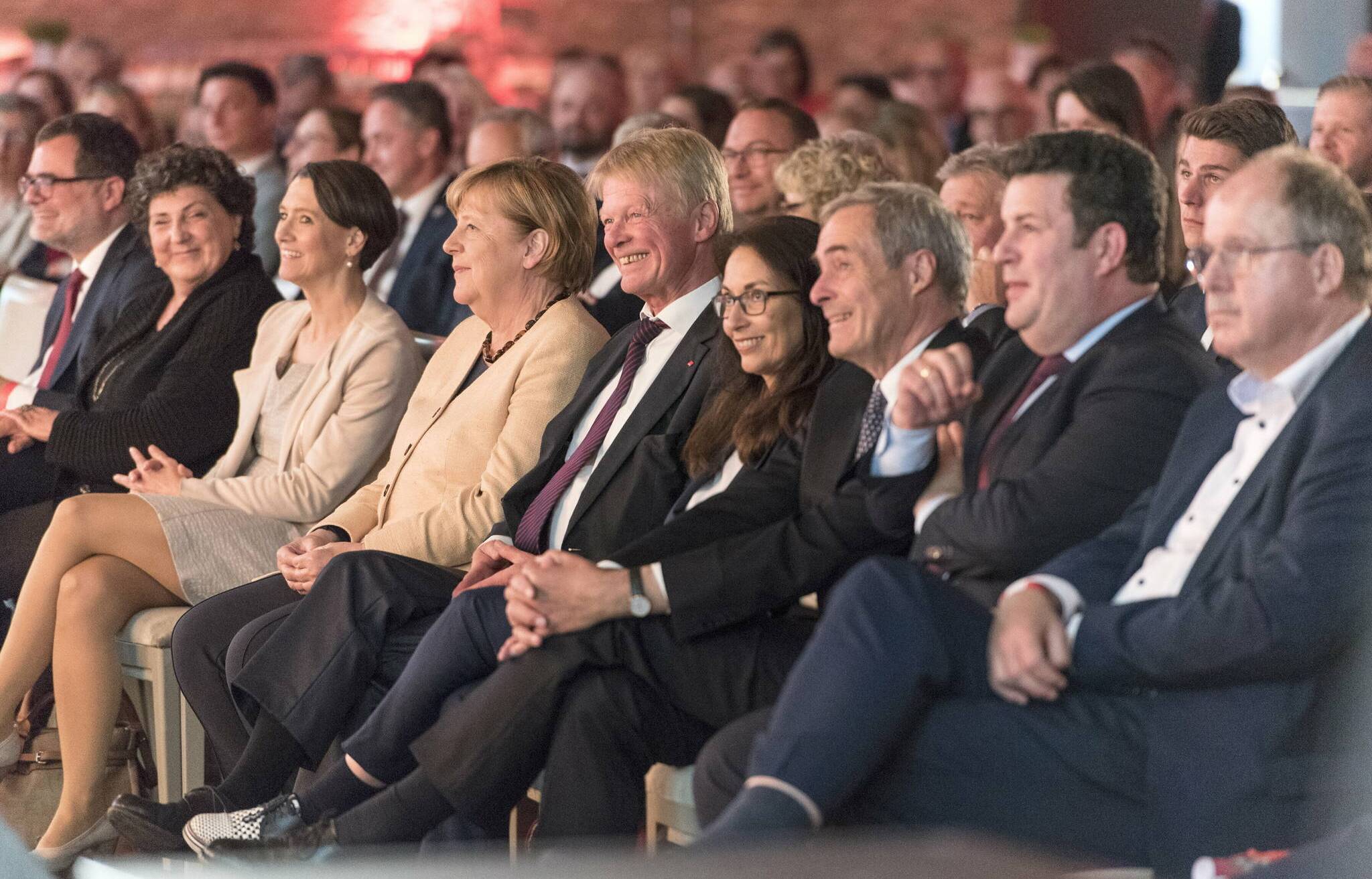 Reiner Hoffmann (Mitte) neben Angela Merkel.