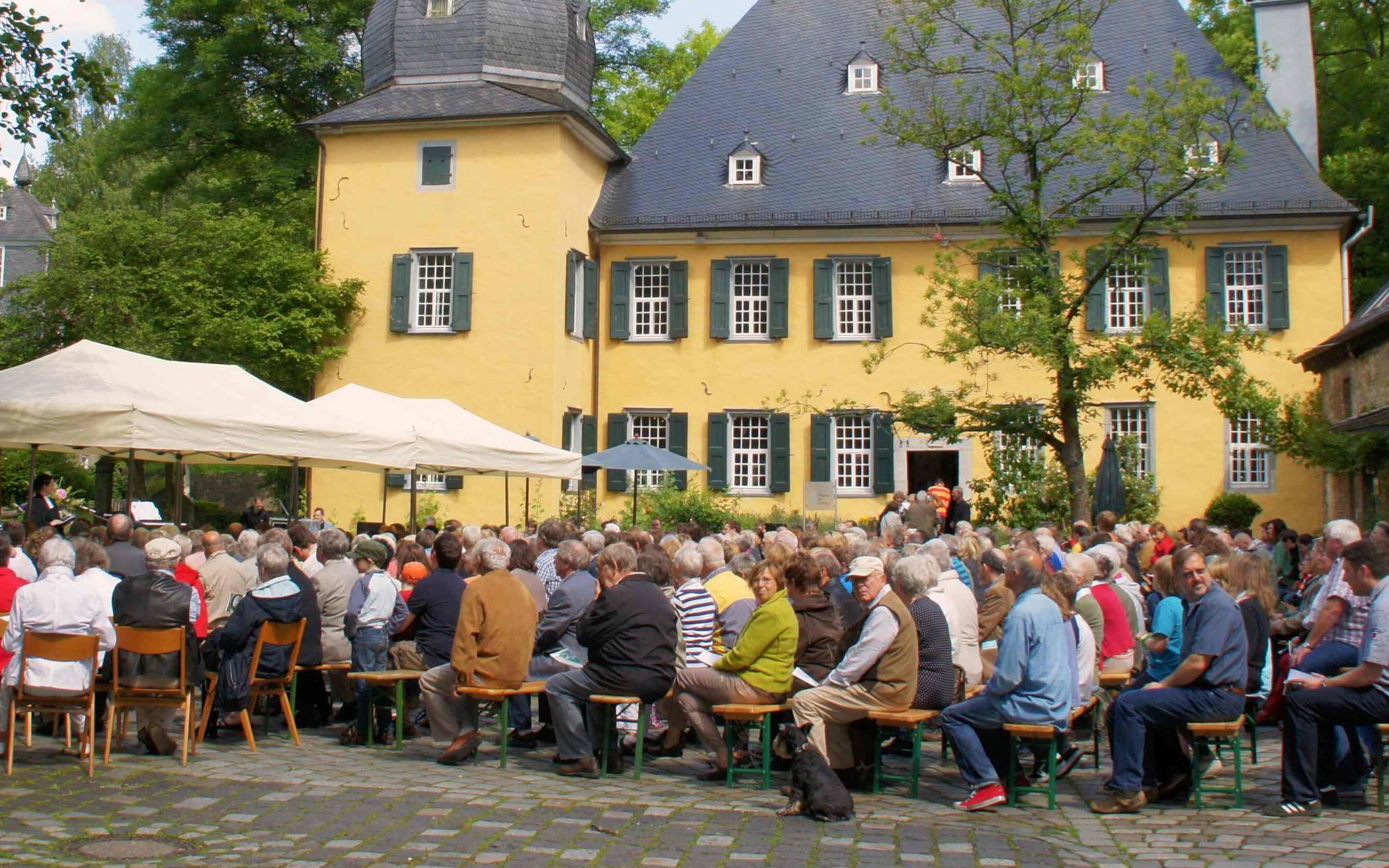  Der Schlosshof in den Lüntenbeck bei einem Gottesdienst (Archivbild). 