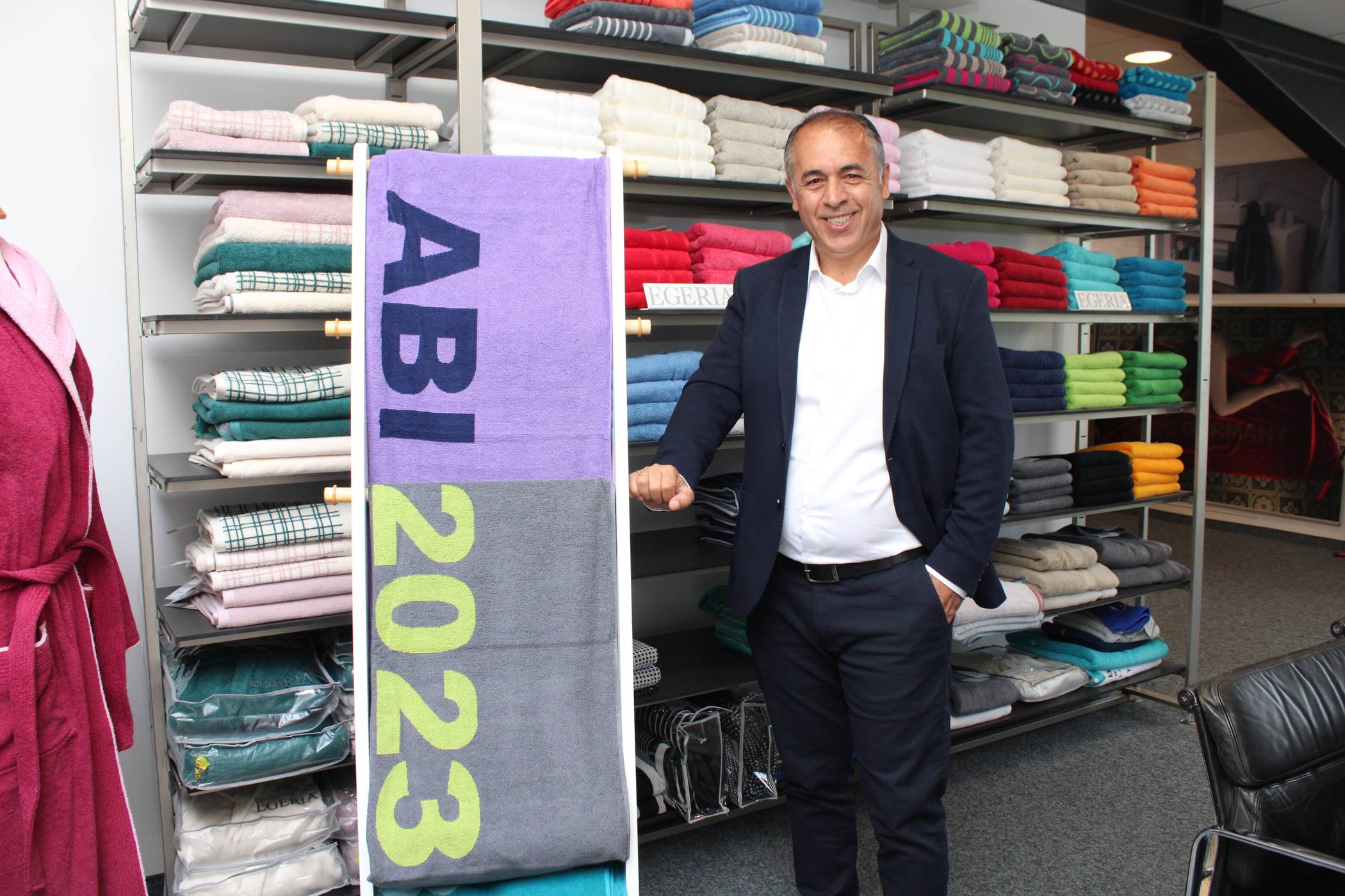  Serafettin Sahin mit dem ultimativen Badetuch für alle, die im nächsten Jahr ihr Abi machen. 