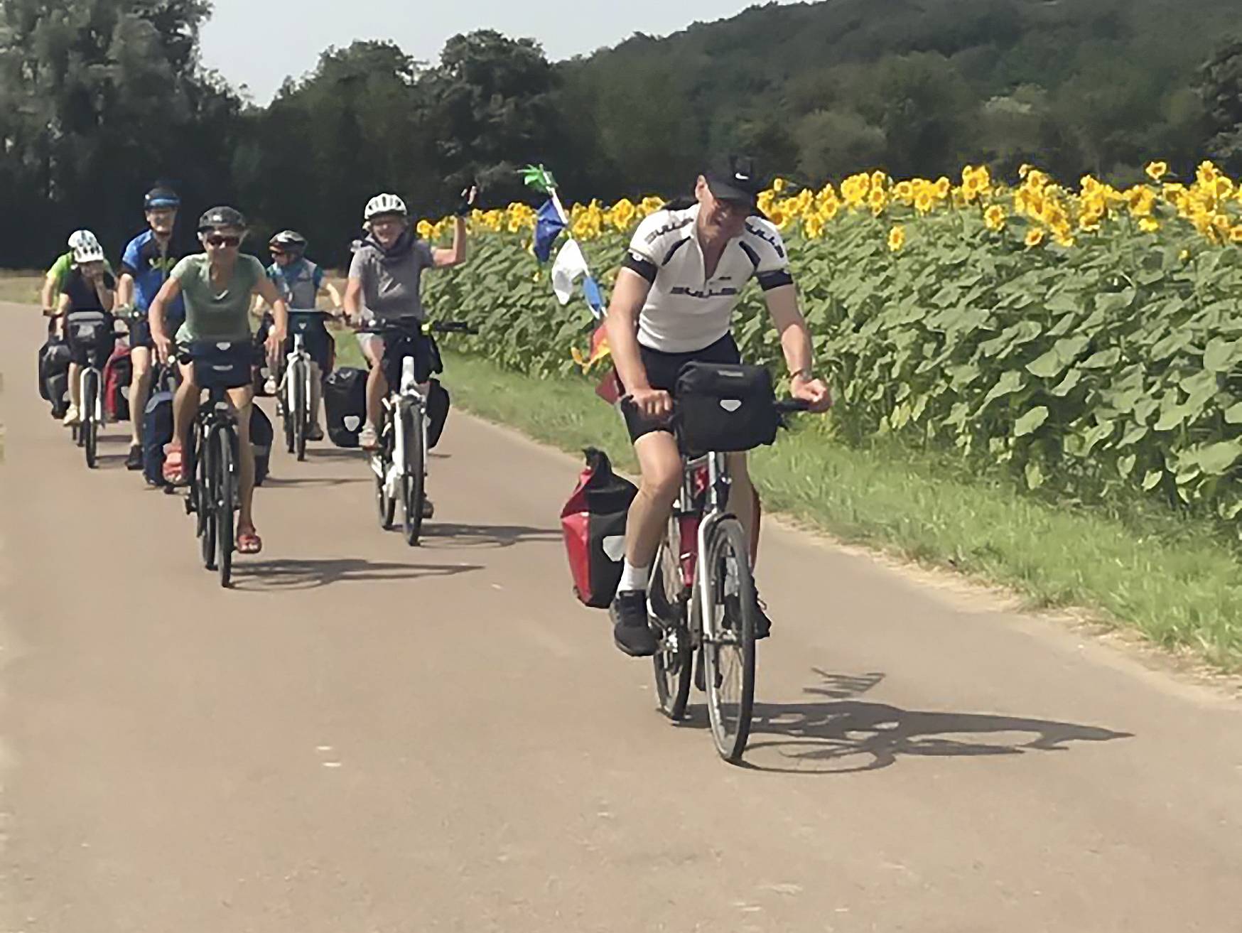  Die Wuppertaler Radfahrgruppe des Vereins „Der Grüne Weg“ auf ihrer Städtepartnerschafts-Rückreise aus Frankreich nach Wuppertal.  