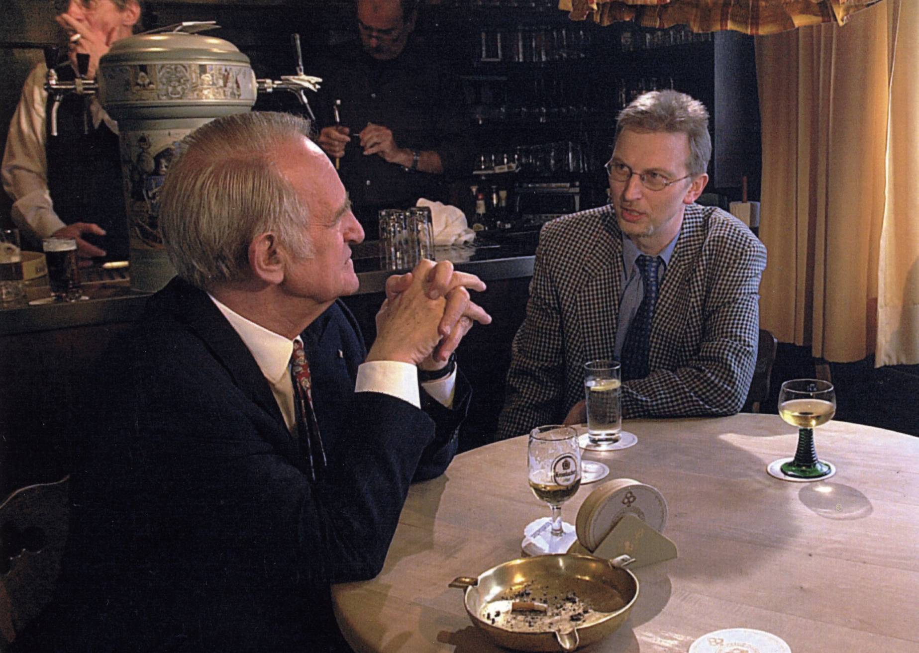  Johannes Rau (li.) in der Gaststätte „Karpathen“ im Gespräch mit dem damaligen Rundschau-Redaktionsleiter Hendrik Walder. 