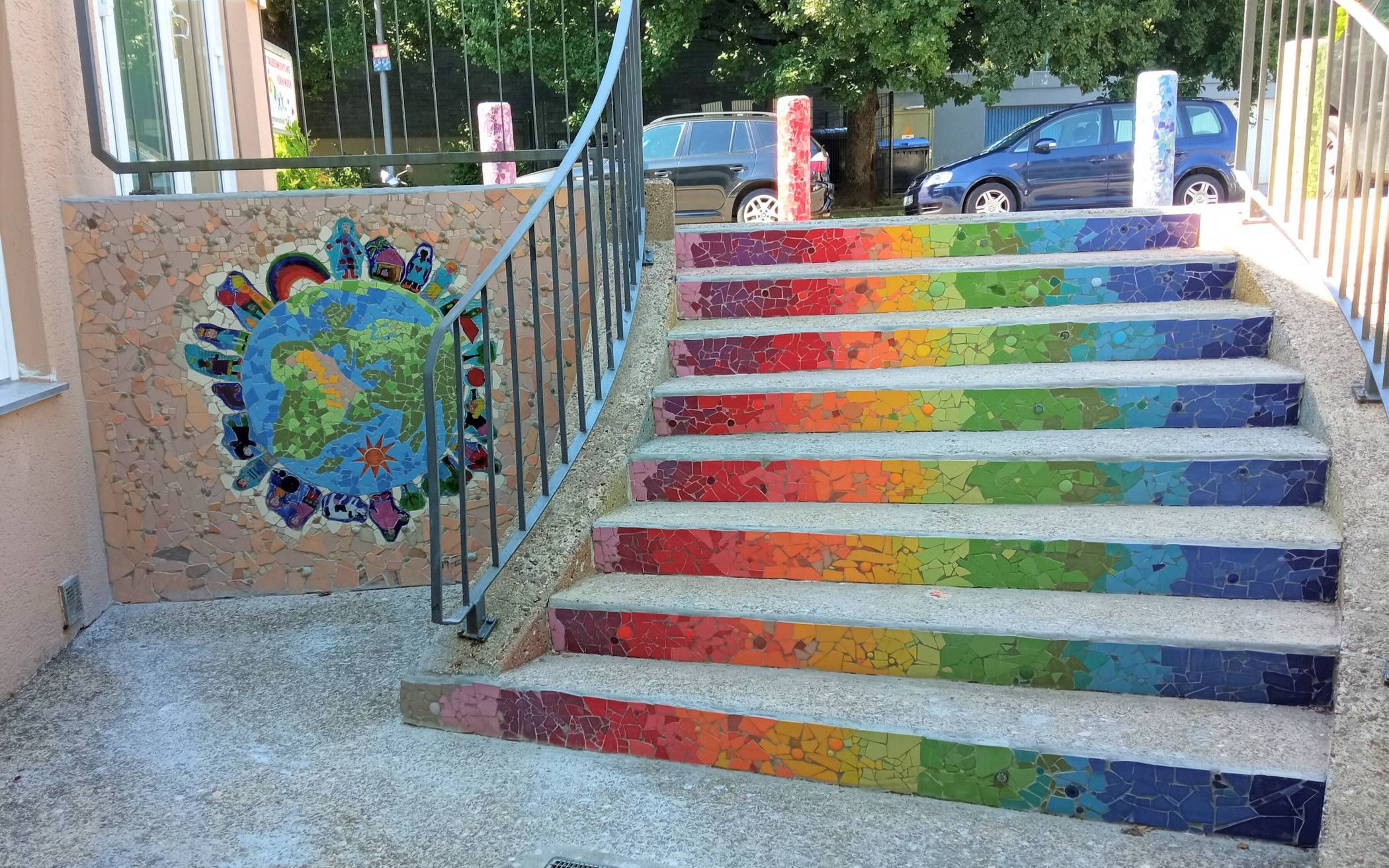  Mit Mosaik-Kunst verschönerten die Kinder der Kita Mohrhennsfeld ihre Kindertagesstätte. 