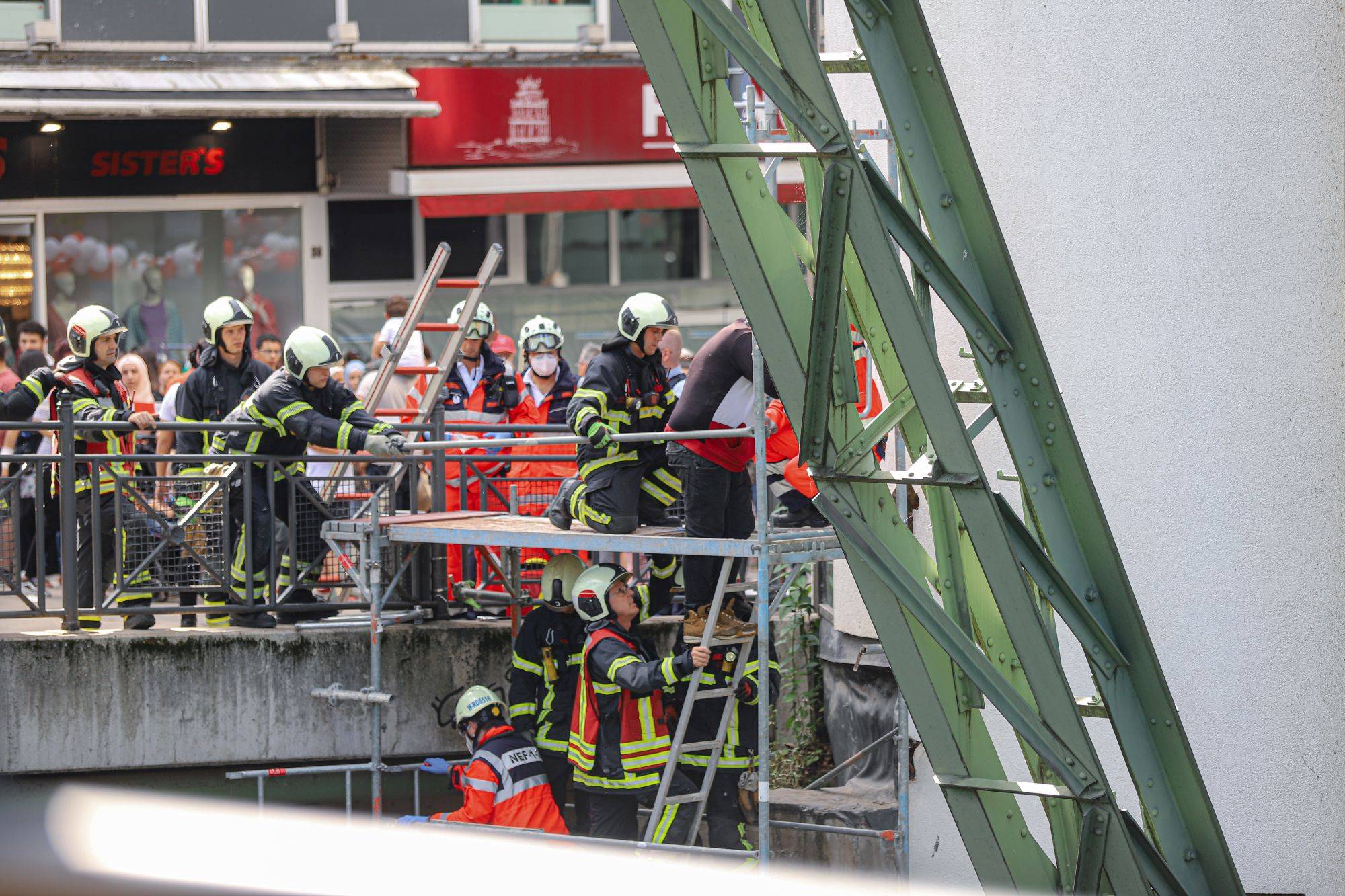  Die Einsatzkräfte halfen dem Mann nach oben. 
