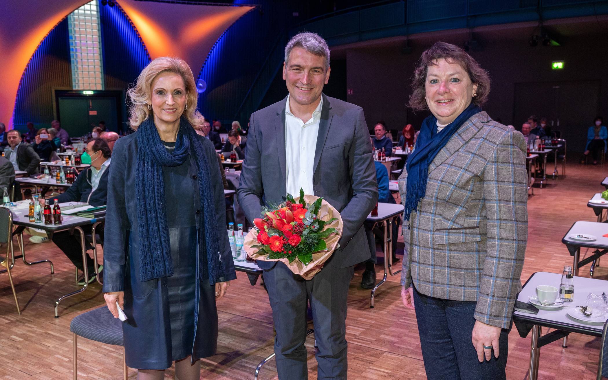  Lorenz Bahr mit LVR-Direktorin Ulrike Lubek (li.) und Anne Henk-Hollstein (Vorsitzende der Landschaftsversammlung Rheinland) nach seiner Wiederwahl im Dezember 2021. 