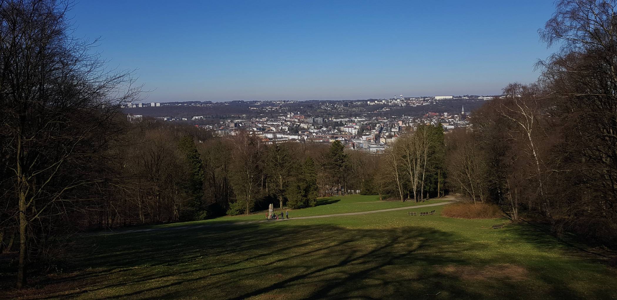 Um Panoramablicke, wie hier vom Emil-Röhrig-Platz, aus den Barmer Anlagen auf die Stadt geht es bei der Wanderung „Raus mit Klaus“. 