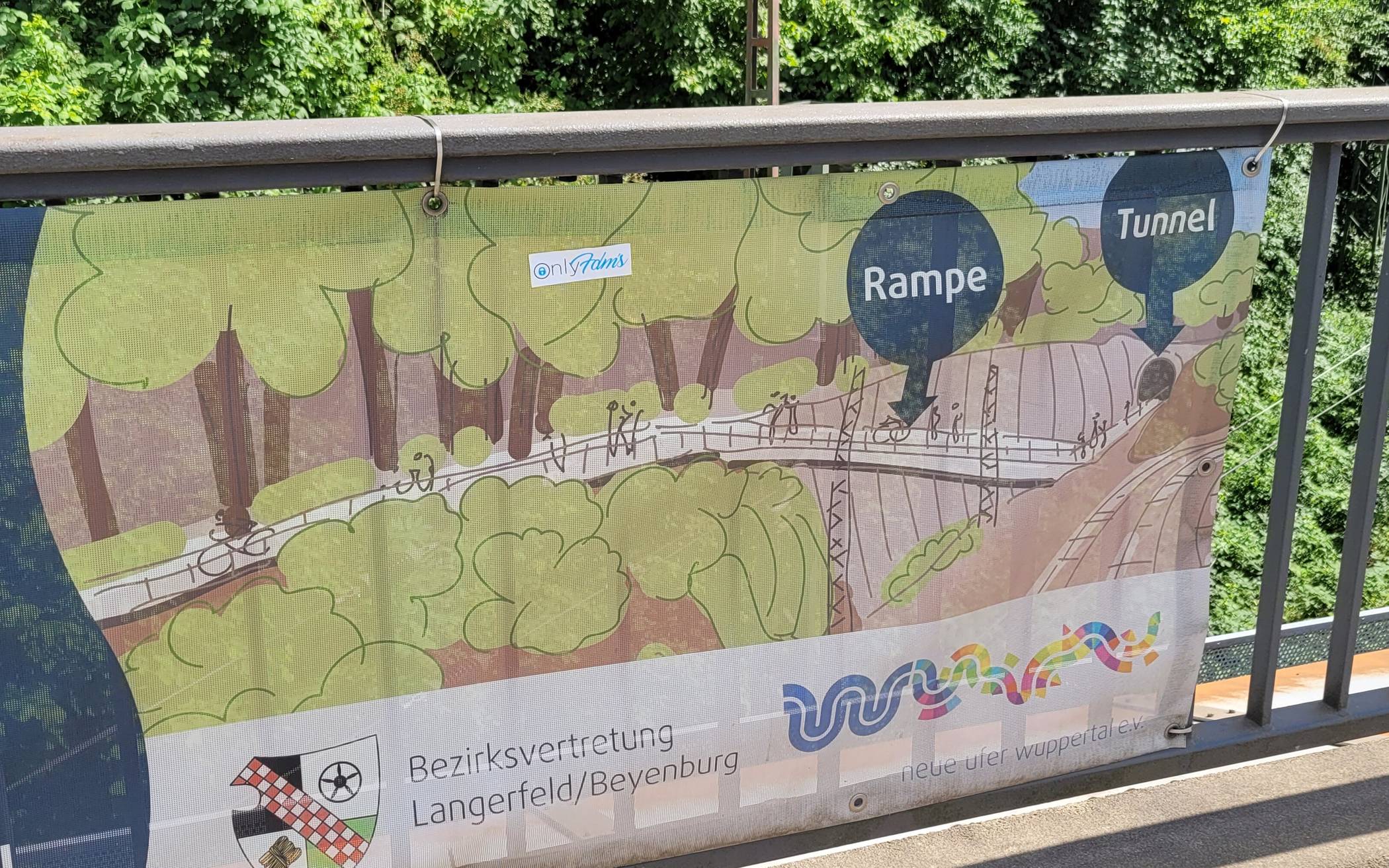 Die Pläne für eine Rampe hinunter zum Tunnel Rauenthal sind schon auf dem Plakat...