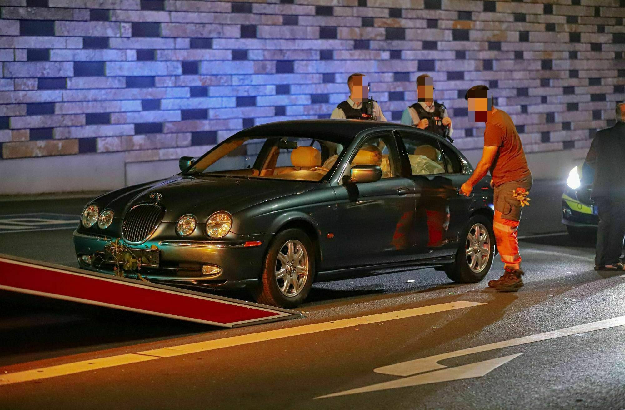 Im Jaguar ohne Kennzeichen und Führerschein