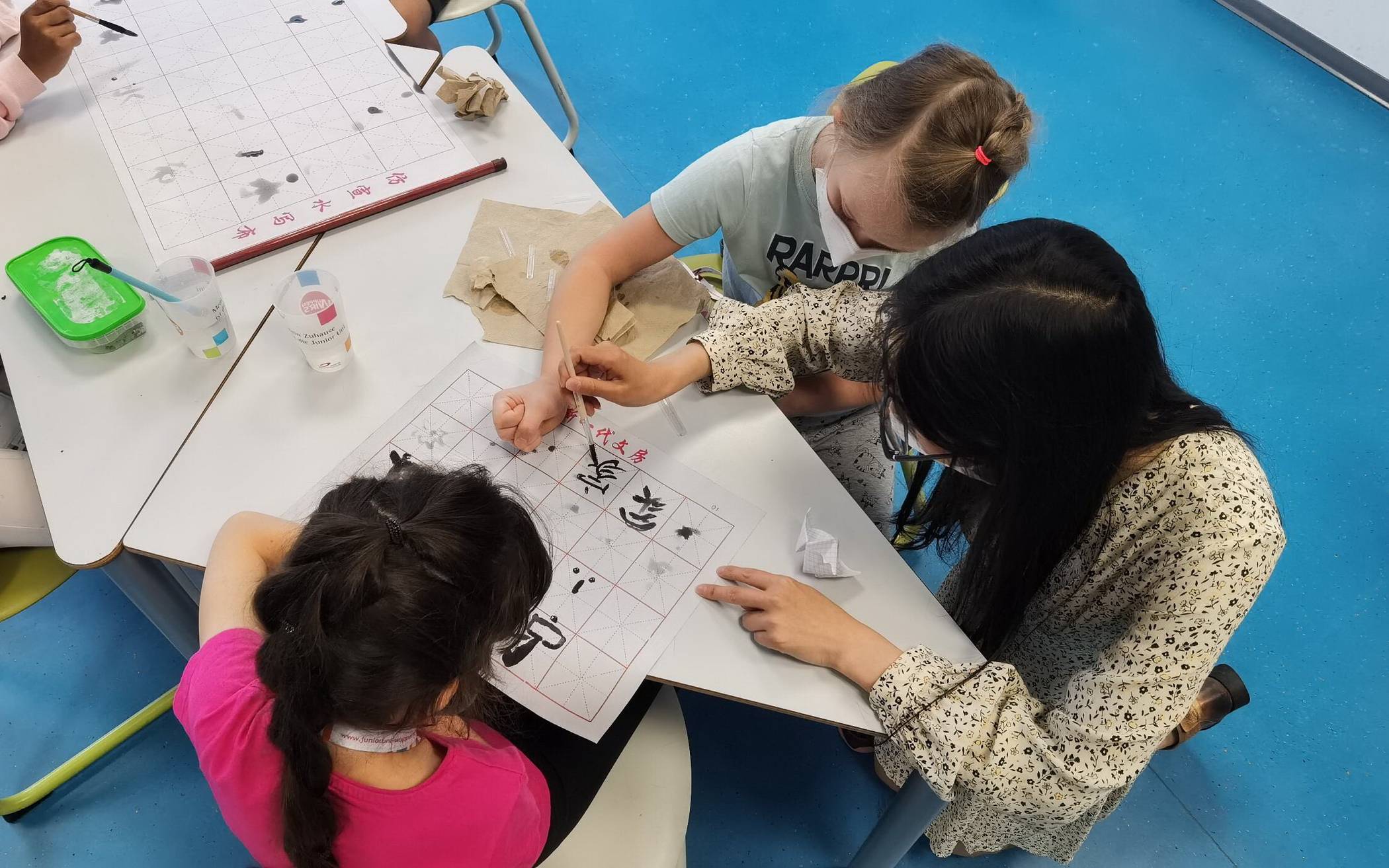  Die Kinder malten chinesische Schriftzeichen. 