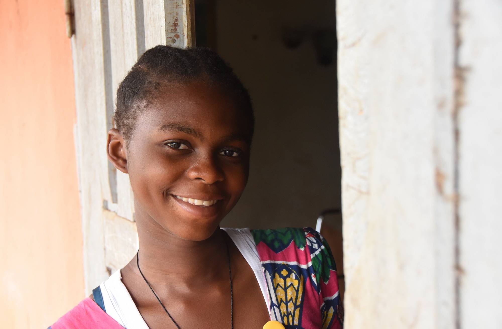  Christine (17) aus Kamerun wurde erfolgreich am Grauen Star operiert und kann wieder klar sehen. 