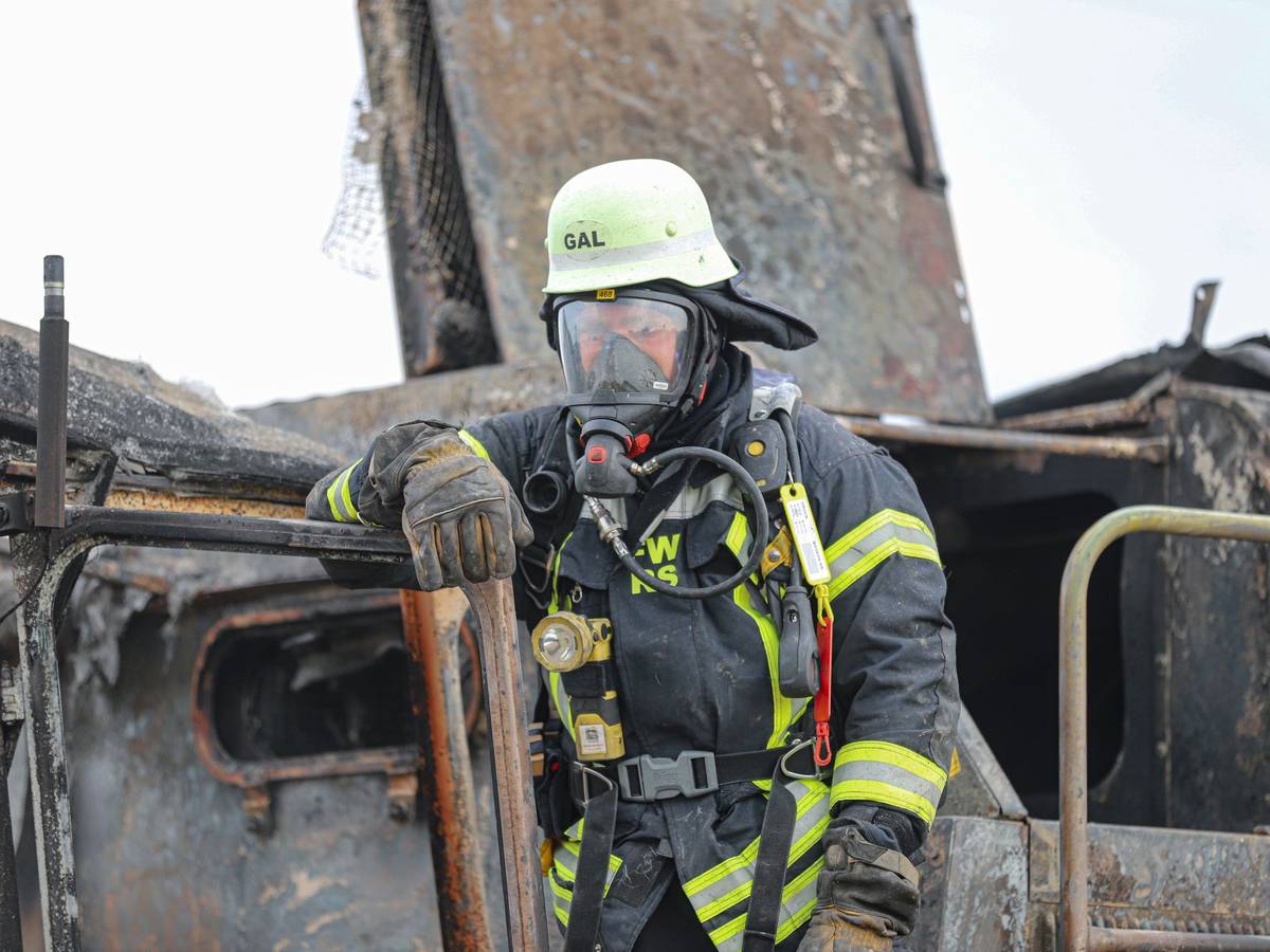Mähdrescher steht in Flammen
