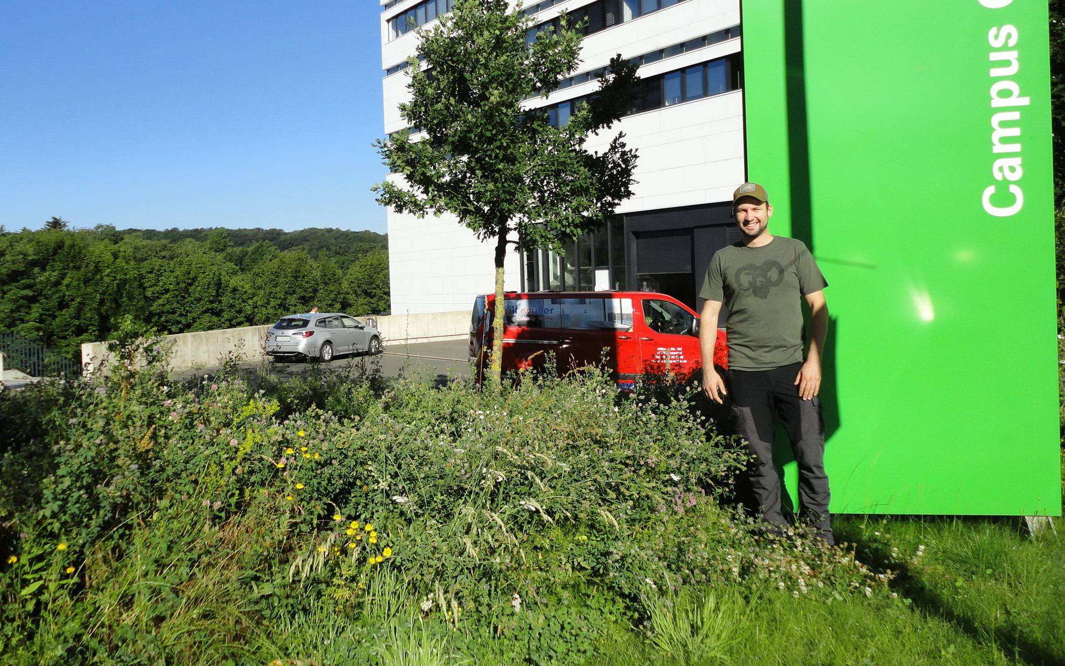  Tom Schürhoff an der Blühinsel vor Gebäude VW auf dem Campus Grifflenberg. 
