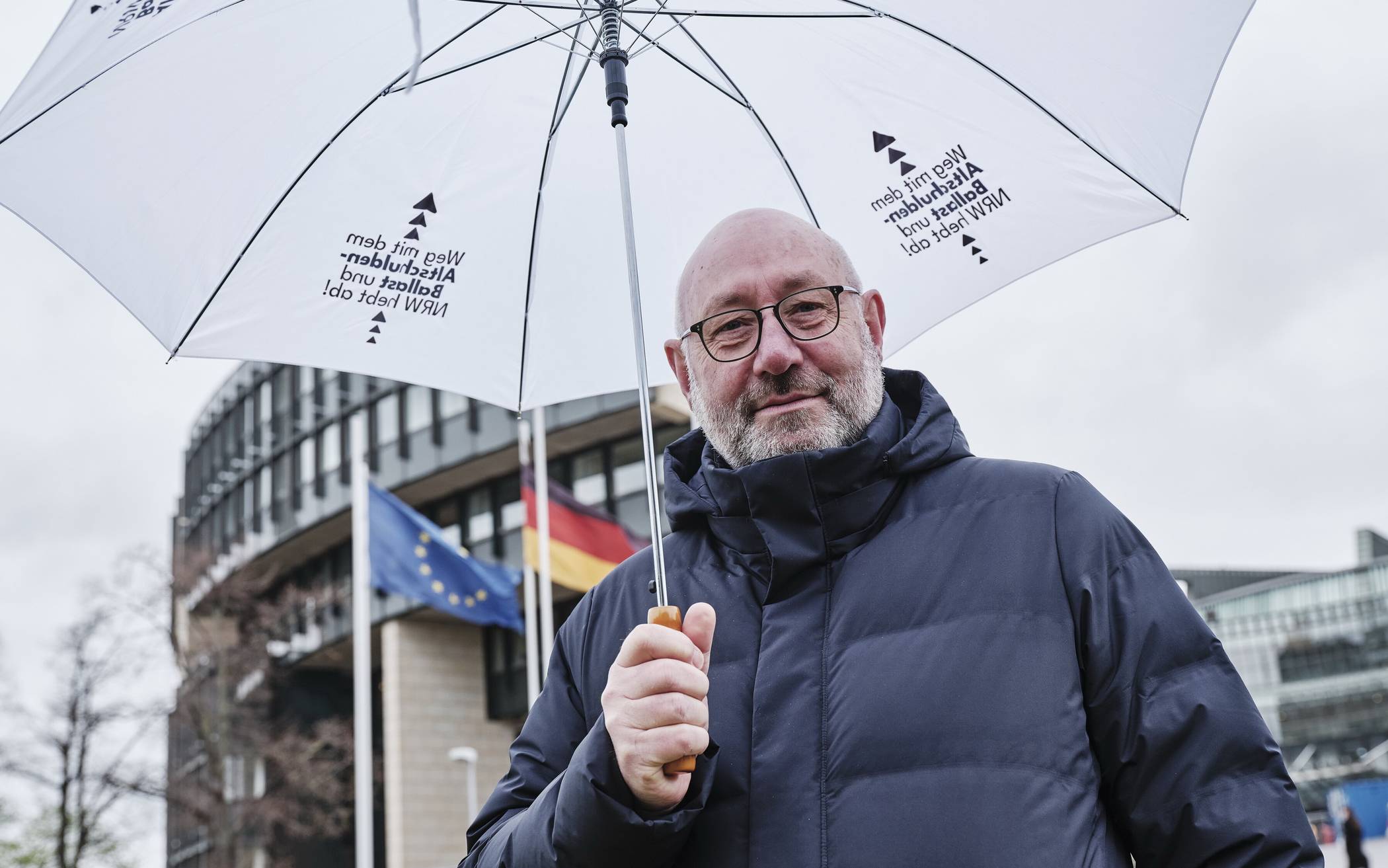  Wuppertals Kämmerer Johannes Slawig bei einer Protestaktion vor dem Düsseldorfer Landtag. 