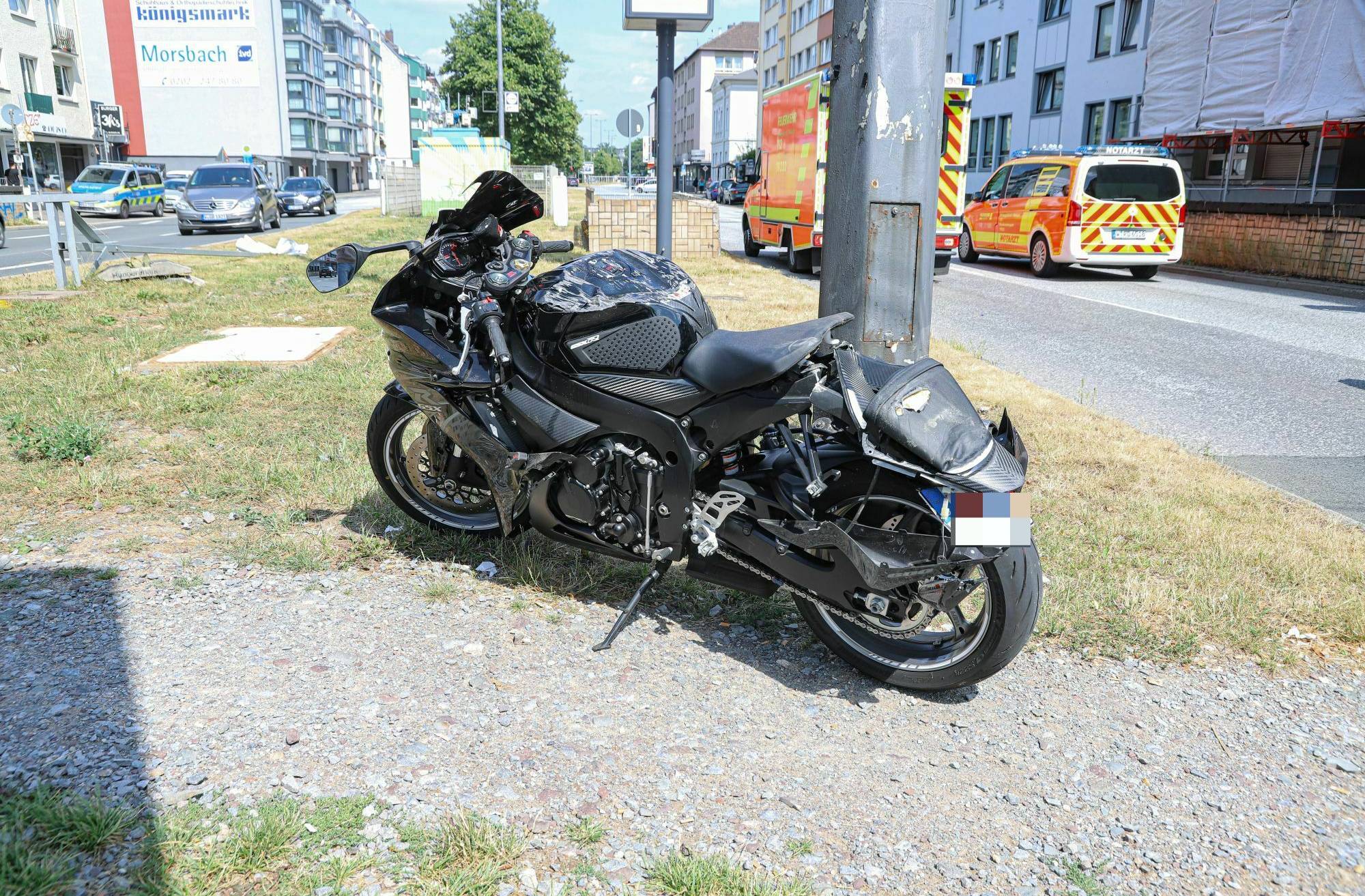 Schwerer Unfall: Motorradfahrer missachtet rote Ampel