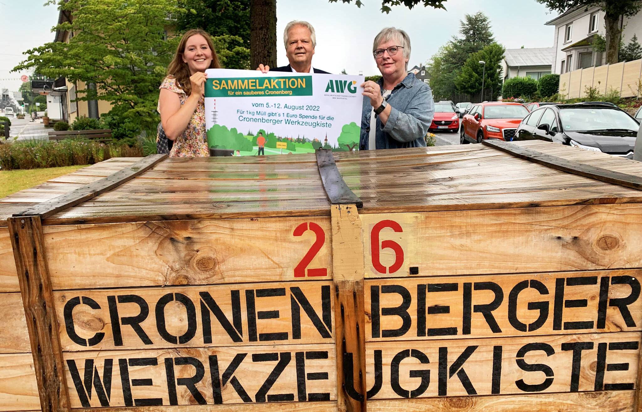 Cronenbergs Bezirksbürgermeisterin Miriam Scherff (links), AWG-Geschäftsführer