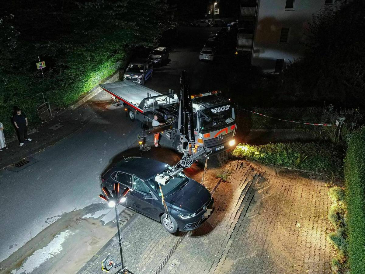 Wasserrohrbruch vor Altenpflegeheim
