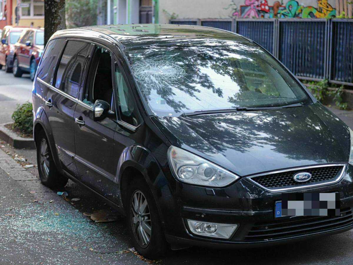 Eisenstange, Platzverweise und Polizei-Großaufgebot
