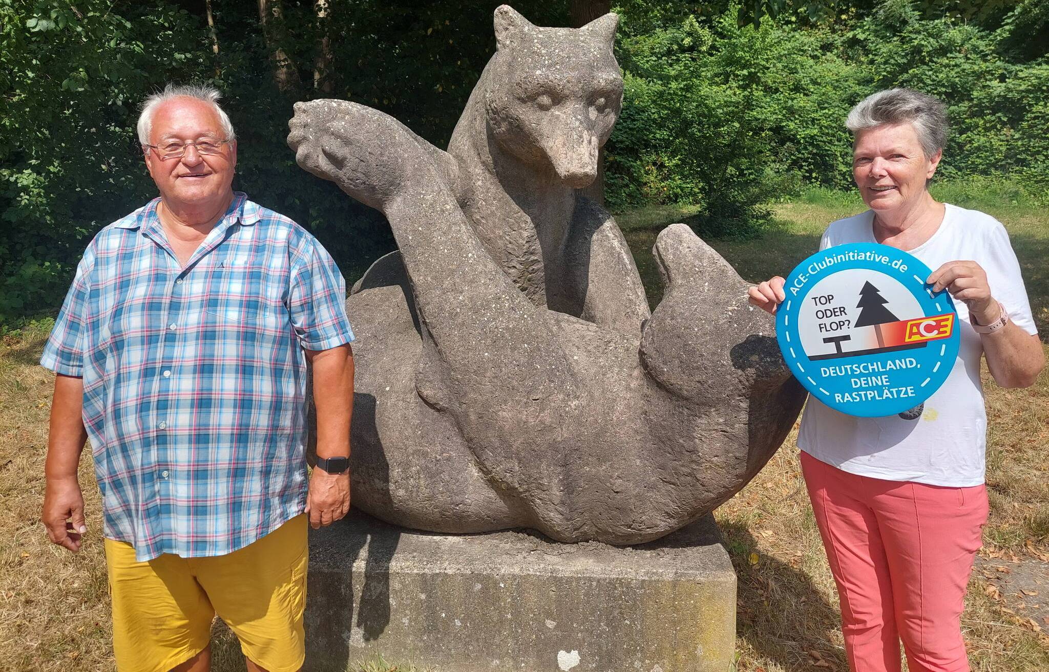  Harry und Ute Gohr vom ACE geben dem Rastplatz Sternenberg einen Extrapunkt für die Bärenstatue. 