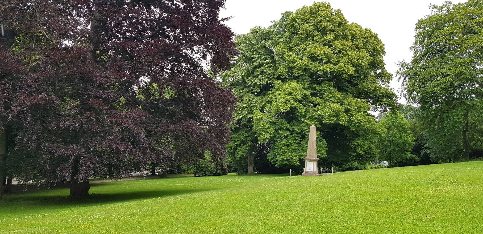  Der Obelisk erinnert an die Barmer Opfer der beiden Kriege von 1864 und 1866 und ist das älteste Denkmal in den Barmer Anlagen. 