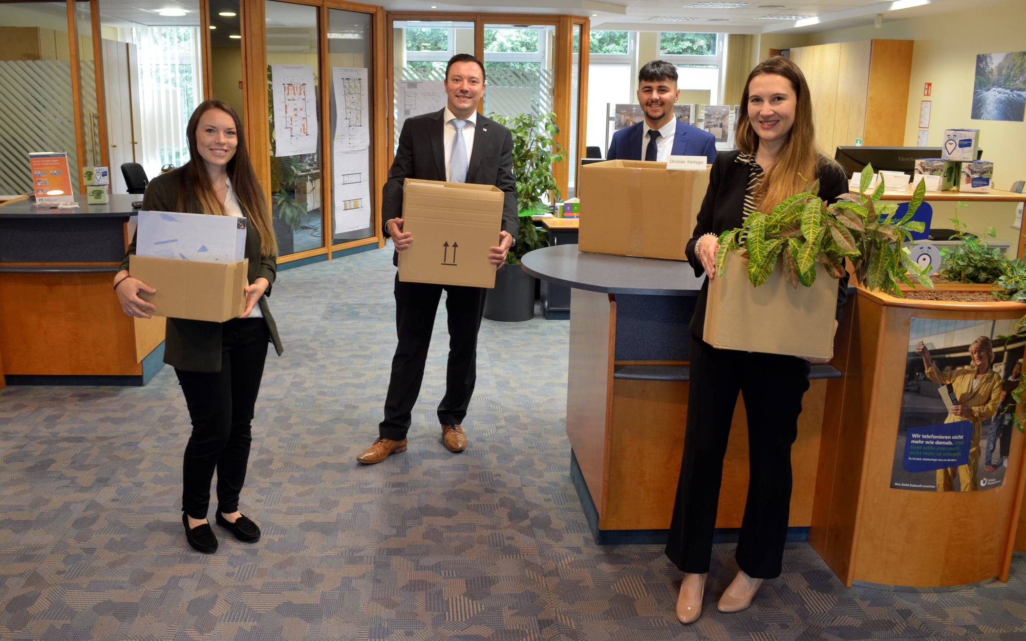 Das Cronenberger Volksbank-Team packt vorübergehend die