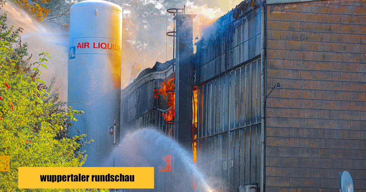 Hohe Rauchsäule durch Großbrand in Härterei in Remscheid