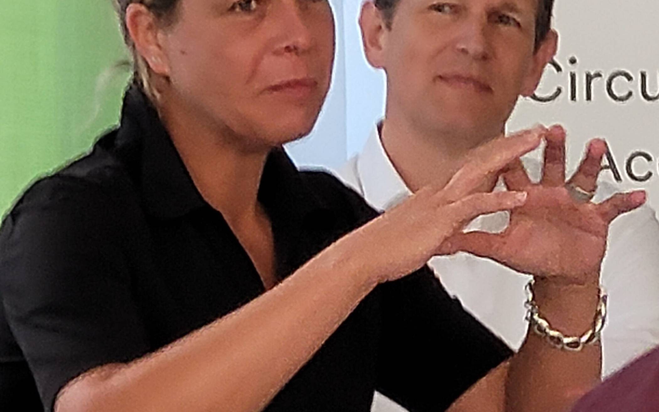  Mona Neubaur mit Carsten Gerhardt, dem Vorsitzenden der Wuppertalbewegung, die „Circular Valley“ als Thinktank für die Kreislaufwirtschaft ins Leben gerufen hat. 