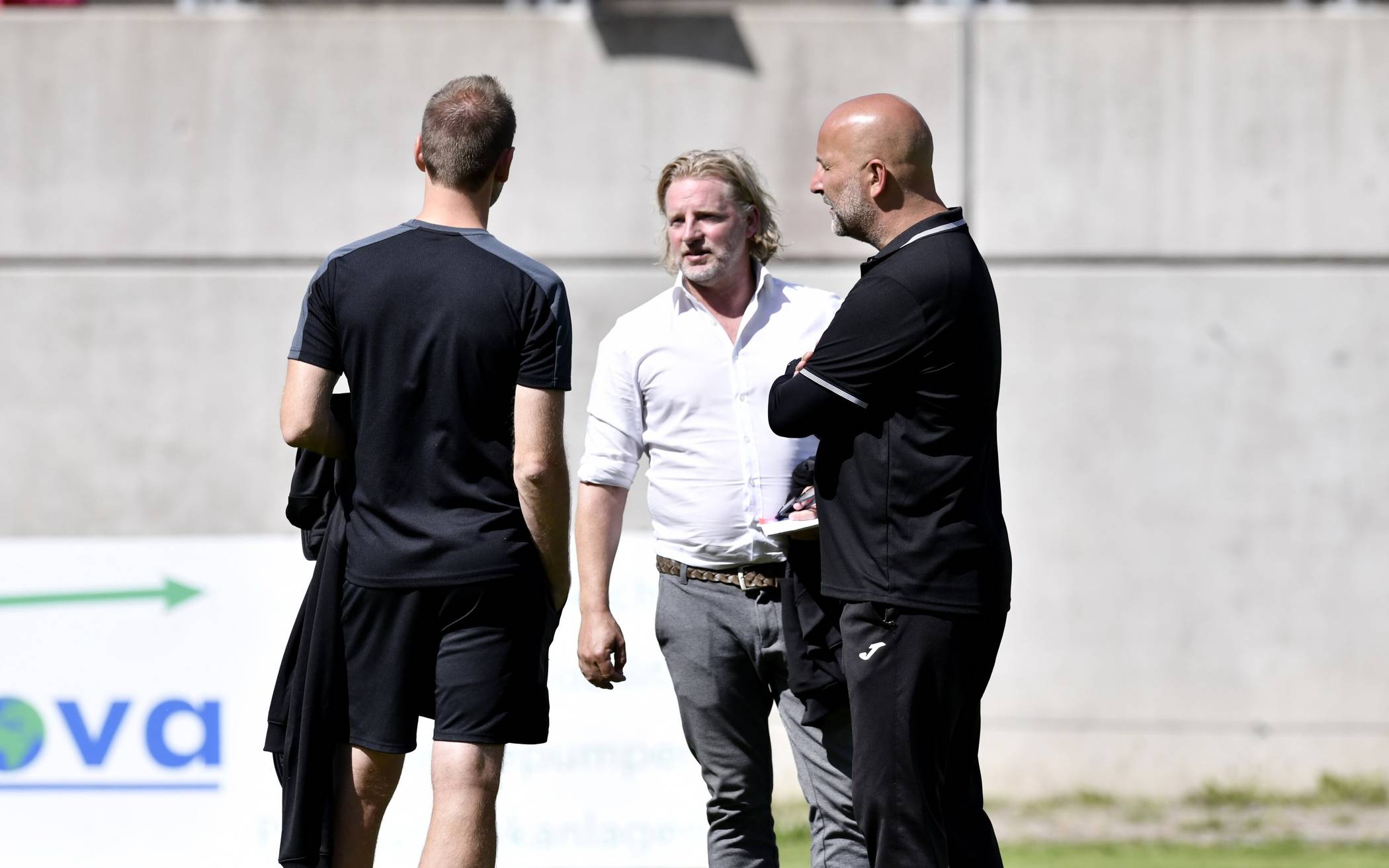  Gesprächsbedarf: WSV-Sportchef Stephan Küsters (Mi.) mit Trainer Björn Mehnert (re.) und Co-Trainer Andy Steinmann. 