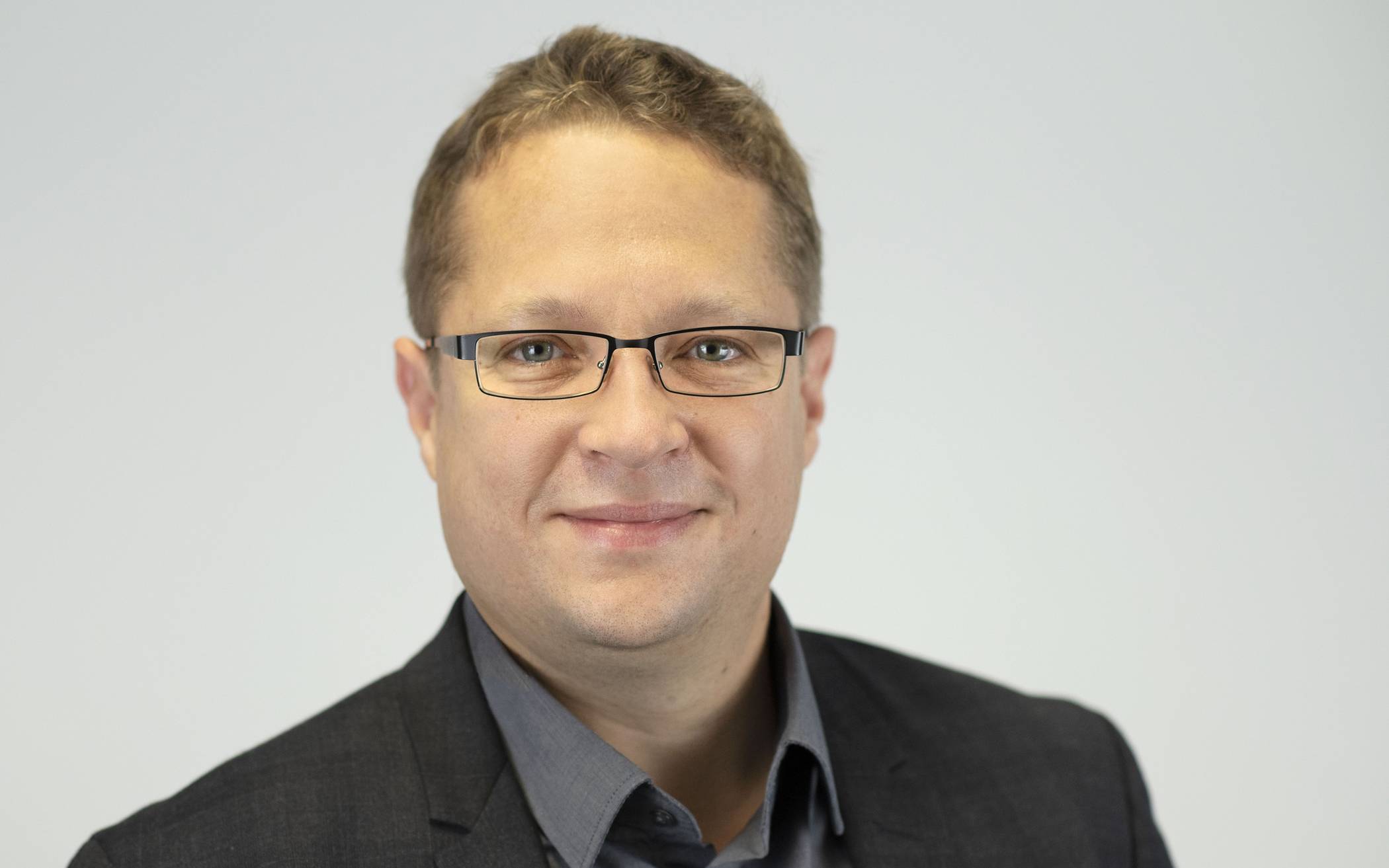  Prof. Dr.-Ing. Tibor Jager (Inhaber des Lehrstuhls für IT-Sicherheit und Kryptographie an der Bergischen Universität Wuppertal). 