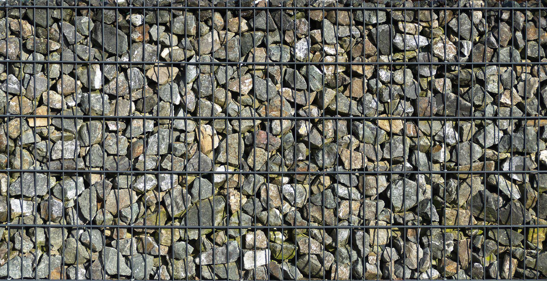  Eine Wand aus Steinen und Schotter. 