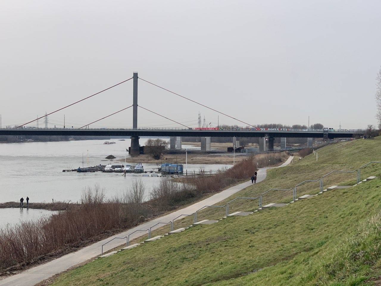 Die marode Rheinbrücke (Archivbild).