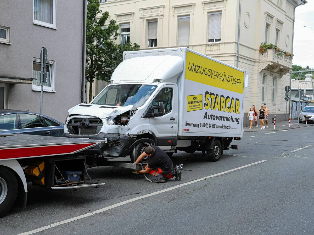 Transporter stößt mit Bus zusammen

