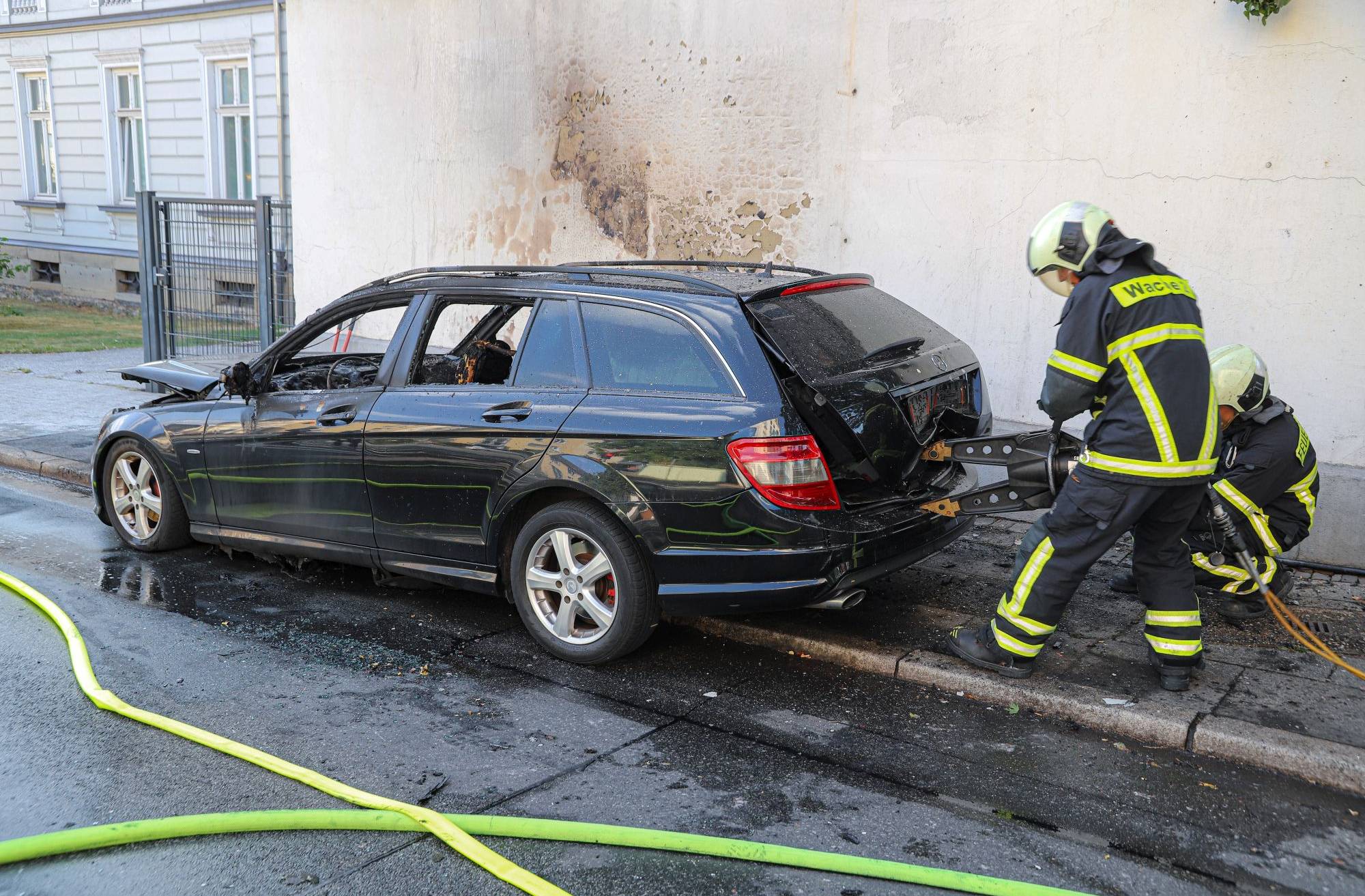 Mercedes in Wuppertal ausgebrannt