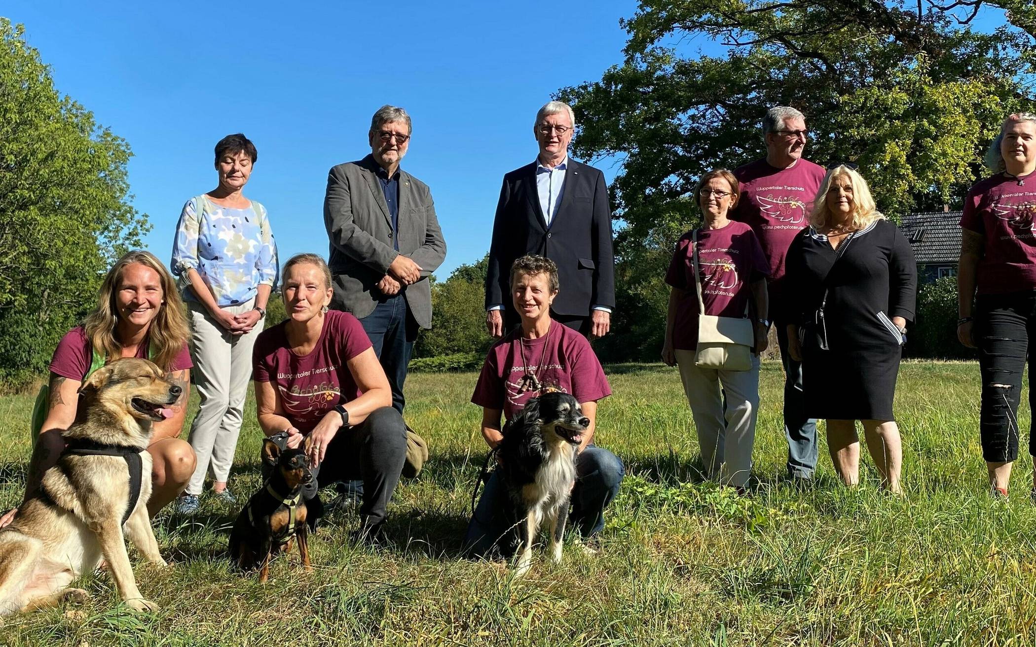 Vertreter des Vereins „Pechpfoten“, der Bergischen Diakonie und der Politik freuen sich über die Lösung für Tiere in Not. 