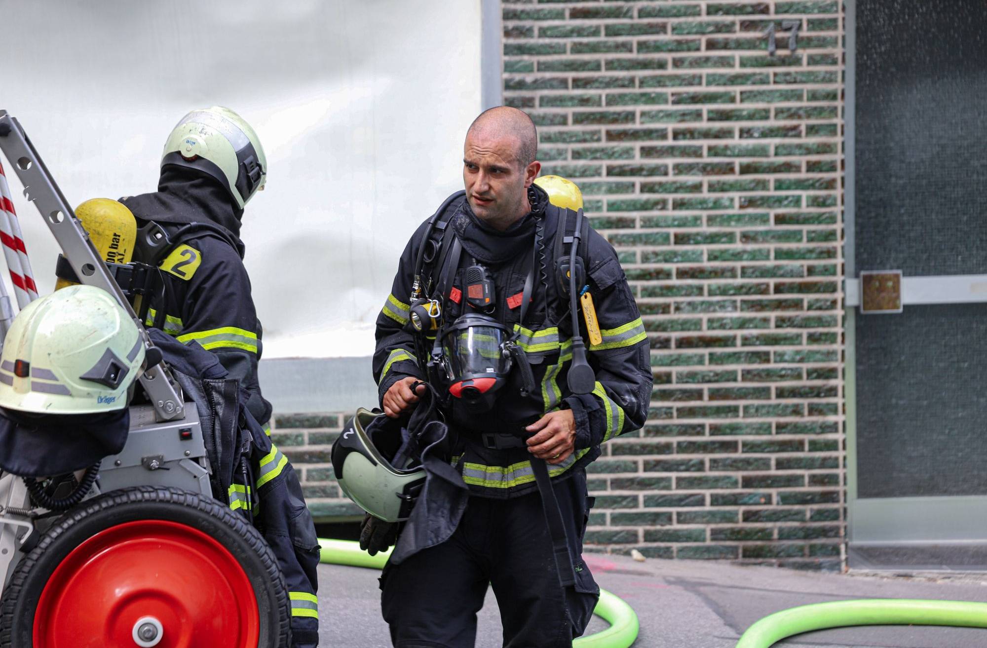 Ein Trupp der Einsatzkräfte ging unter Atemschutz mit einem Strahlrohr zur...